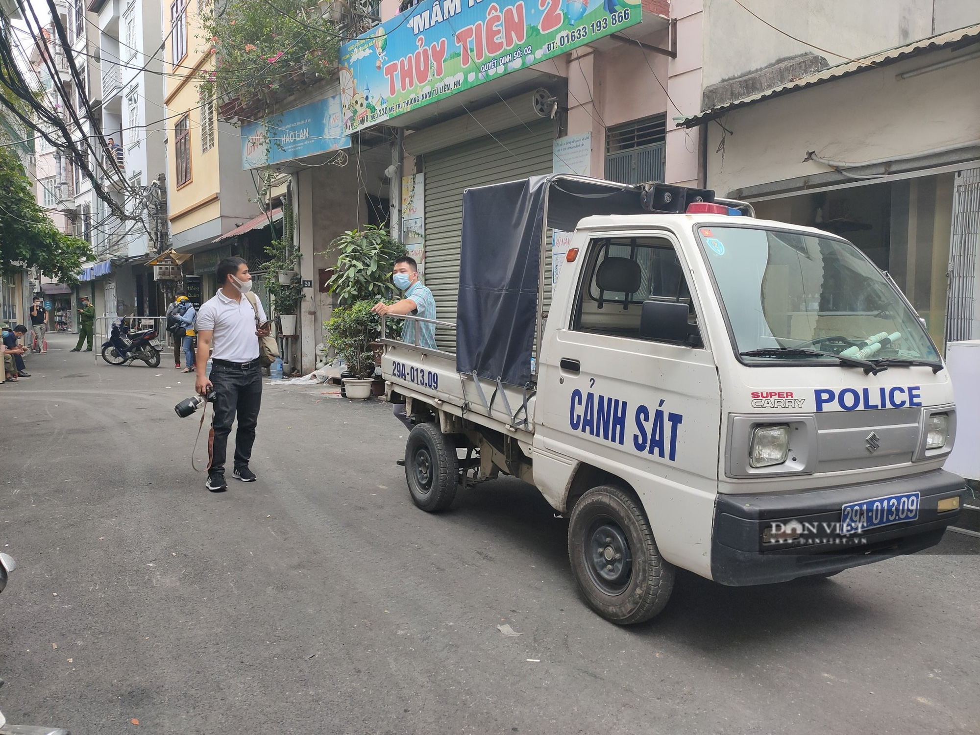 Ảnh: Đang phong tỏa khu vực có ca nghi dương tính Covid-19 - Ảnh 7.