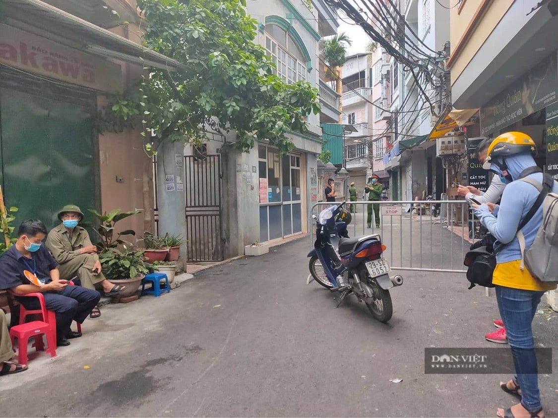 Ảnh: Đang phong tỏa khu vực có ca nghi dương tính Covid-19 - Ảnh 8.