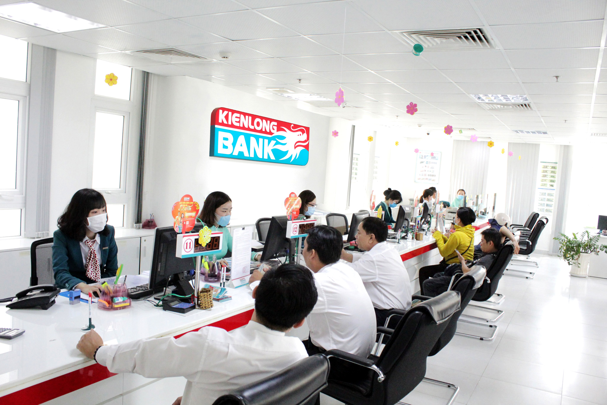 KienLongBank hỗ trợ giảm lãi cho hơn 1.300 khách hàng mùa dịch Covid-19 - Ảnh 1. KienLongBank hỗ trợ giảm lãi cho hơn 1.300 khách hàng mùa dịch Covid-19 - Ảnh 1.
