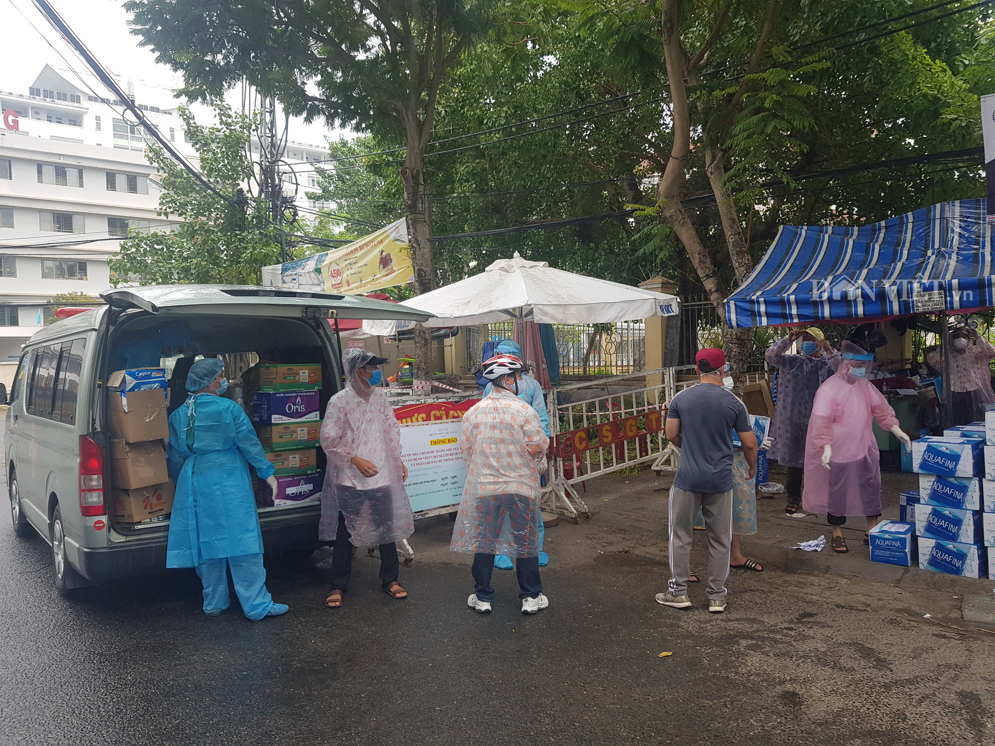 Người dân Đà Nẵng &quot;đội mưa tiếp sức&quot; cho “chiến sĩ” tuyến đầu chống dịch Covid-19 - Ảnh 9.