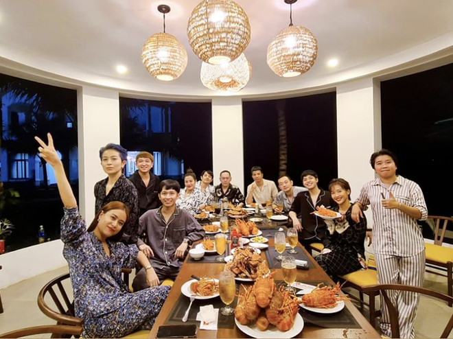 Hoàng Thùy Linh – Gil Lê cùng diện pyjama, dính nhau như sam trong tiệc sinh nhật - Ảnh 1.