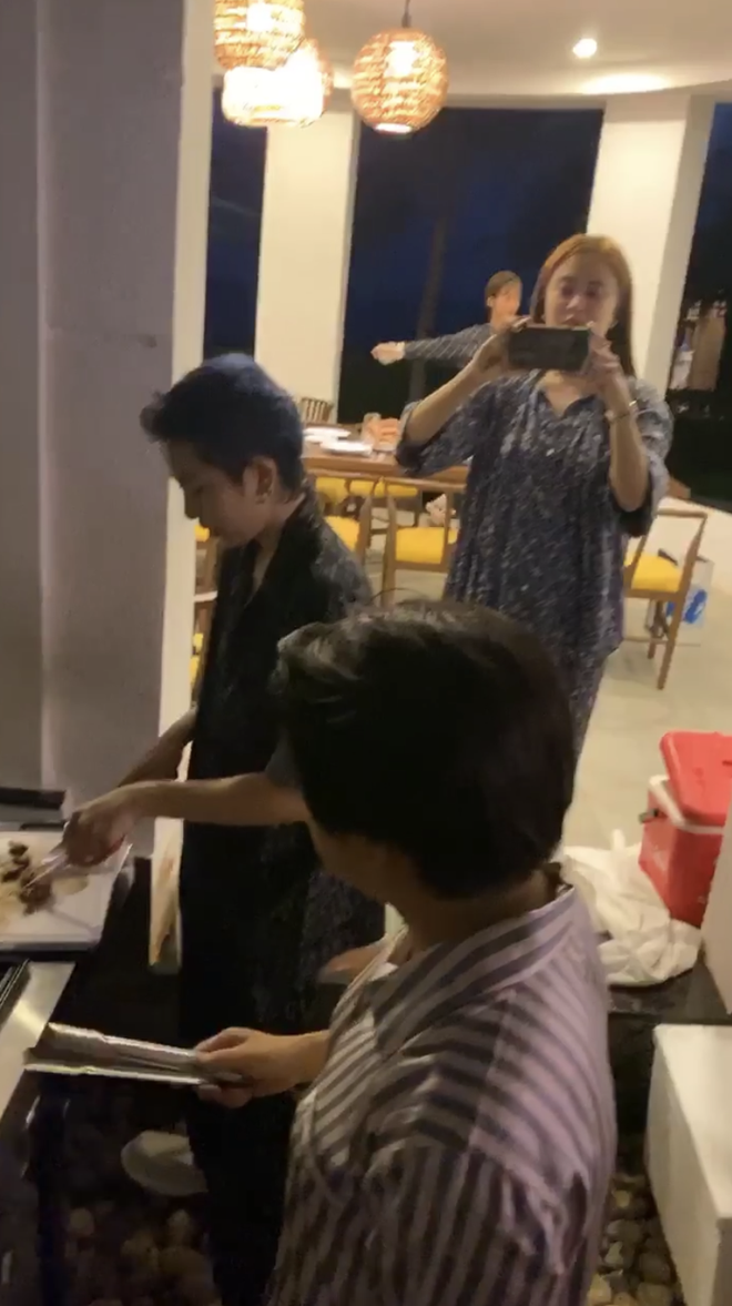 Hoàng Thùy Linh – Gil Lê cùng diện pyjama, dính nhau như sam trong tiệc sinh nhật - Ảnh 2.