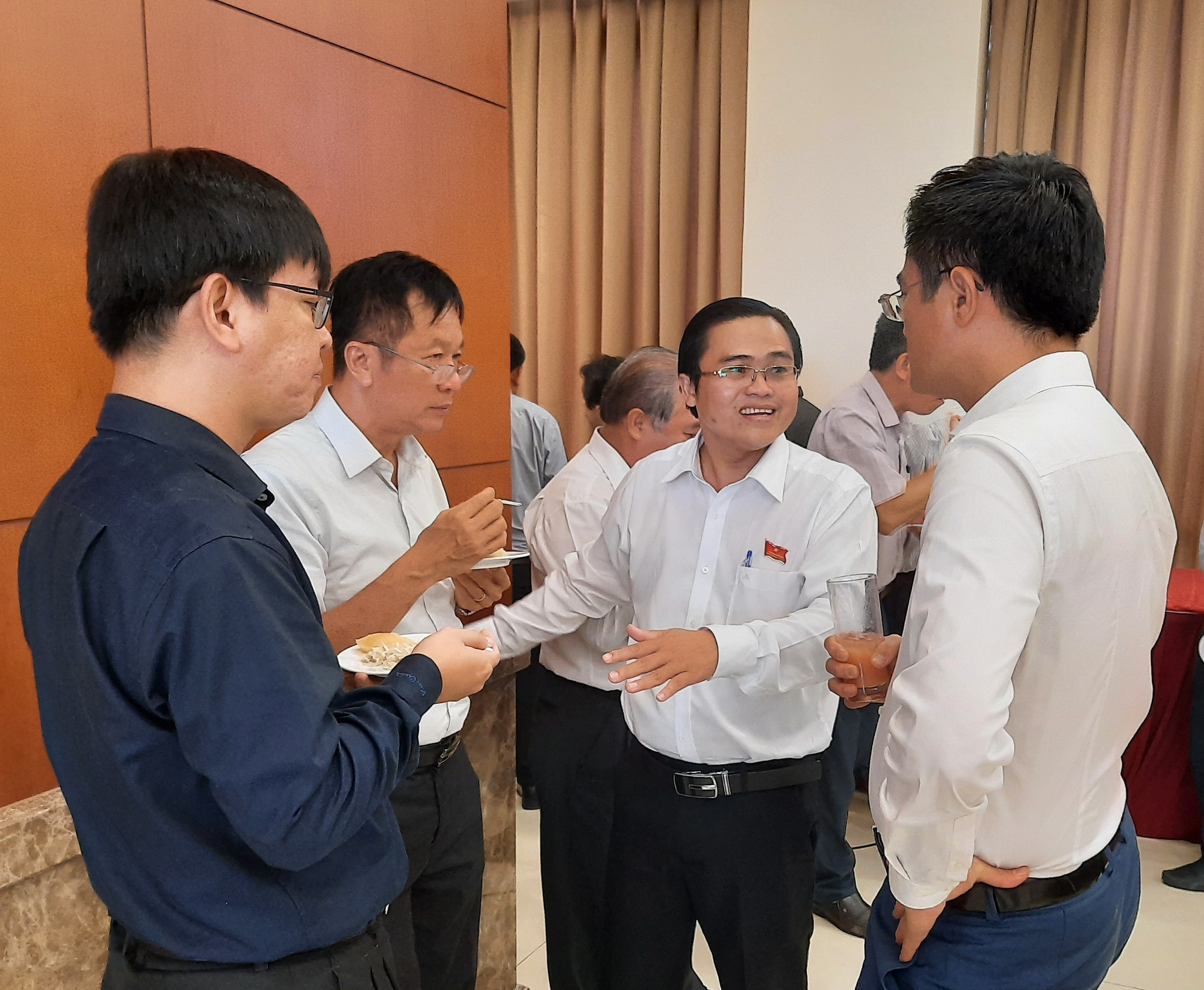 Phải giải quyết dứt điểm nạn karaoke loa kéo “tra tấn” hàng xóm! - Ảnh 1.
