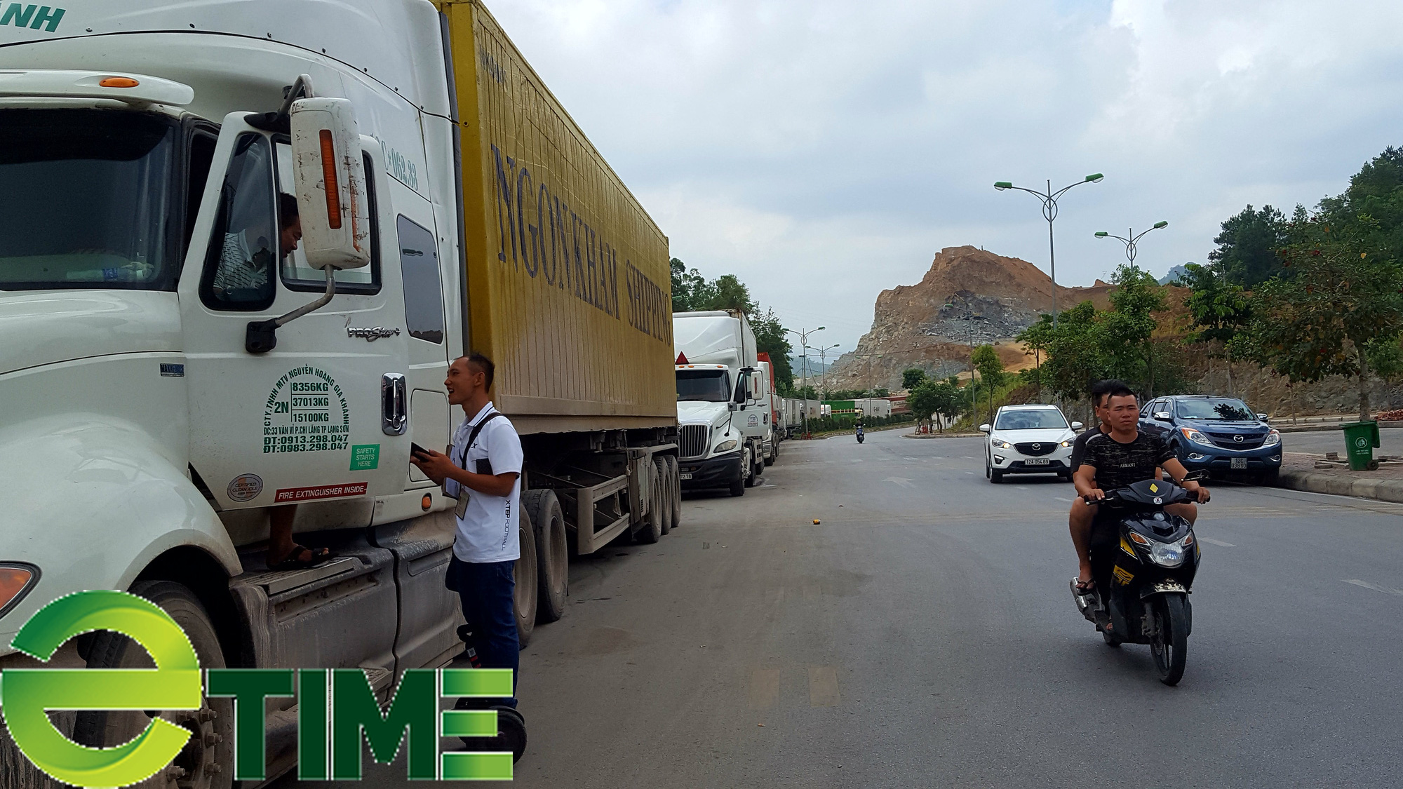 Dịch covid-19, cửa khẩu Lạng Sơn tồn mỗi ngày hơn 500 xe nông sản xuất khẩu - Ảnh 1. Dịch covid-19, cửa khẩu Lạng Sơn tồn mỗi ngày hơn 500 xe nông sản xuất khẩu - Ảnh 1.