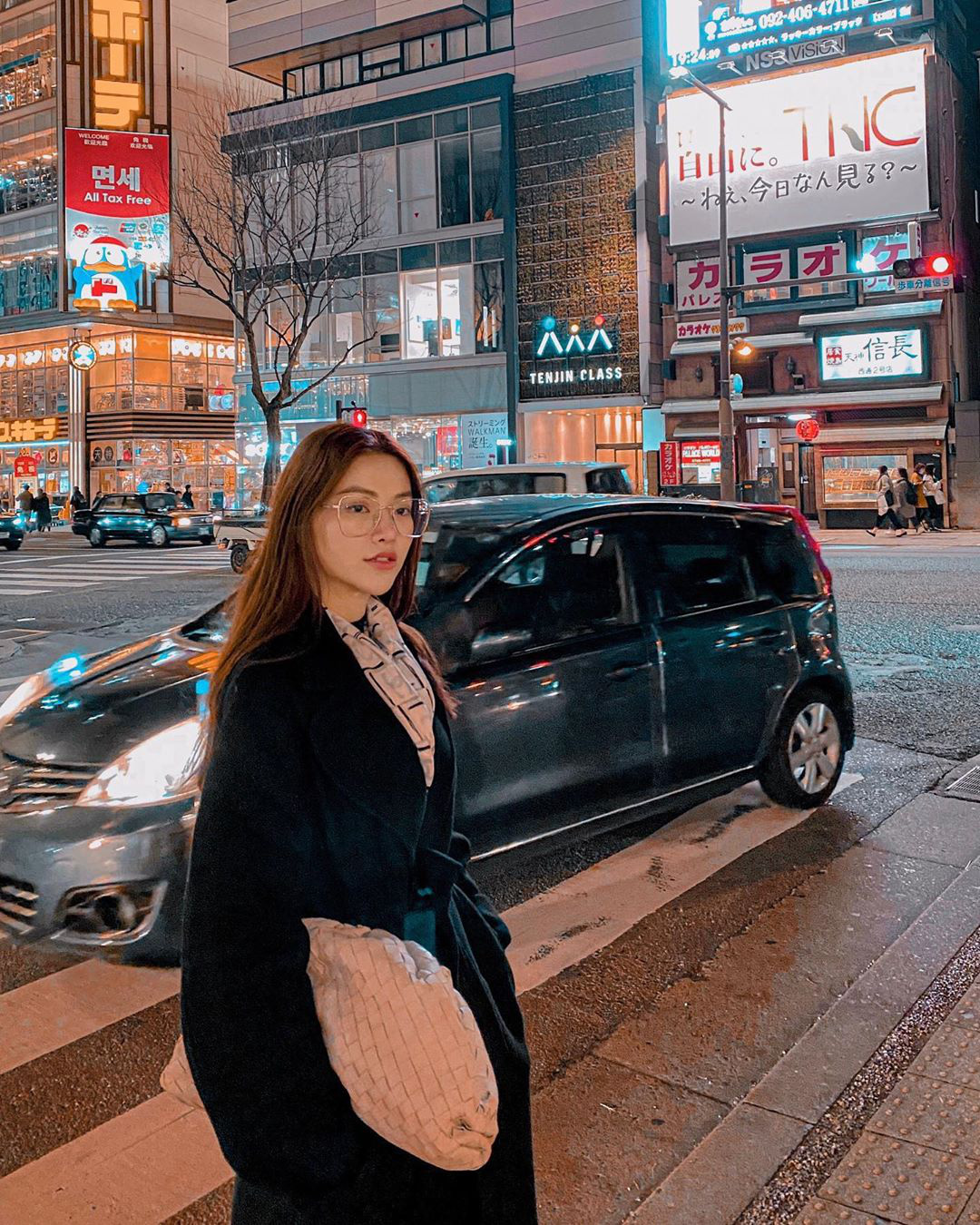 H’Hen Niê khoe giọng hát cực ngọt, Trần Tiểu Vy tỏ vẻ lạnh lùng “không cần cố” - Ảnh 2.