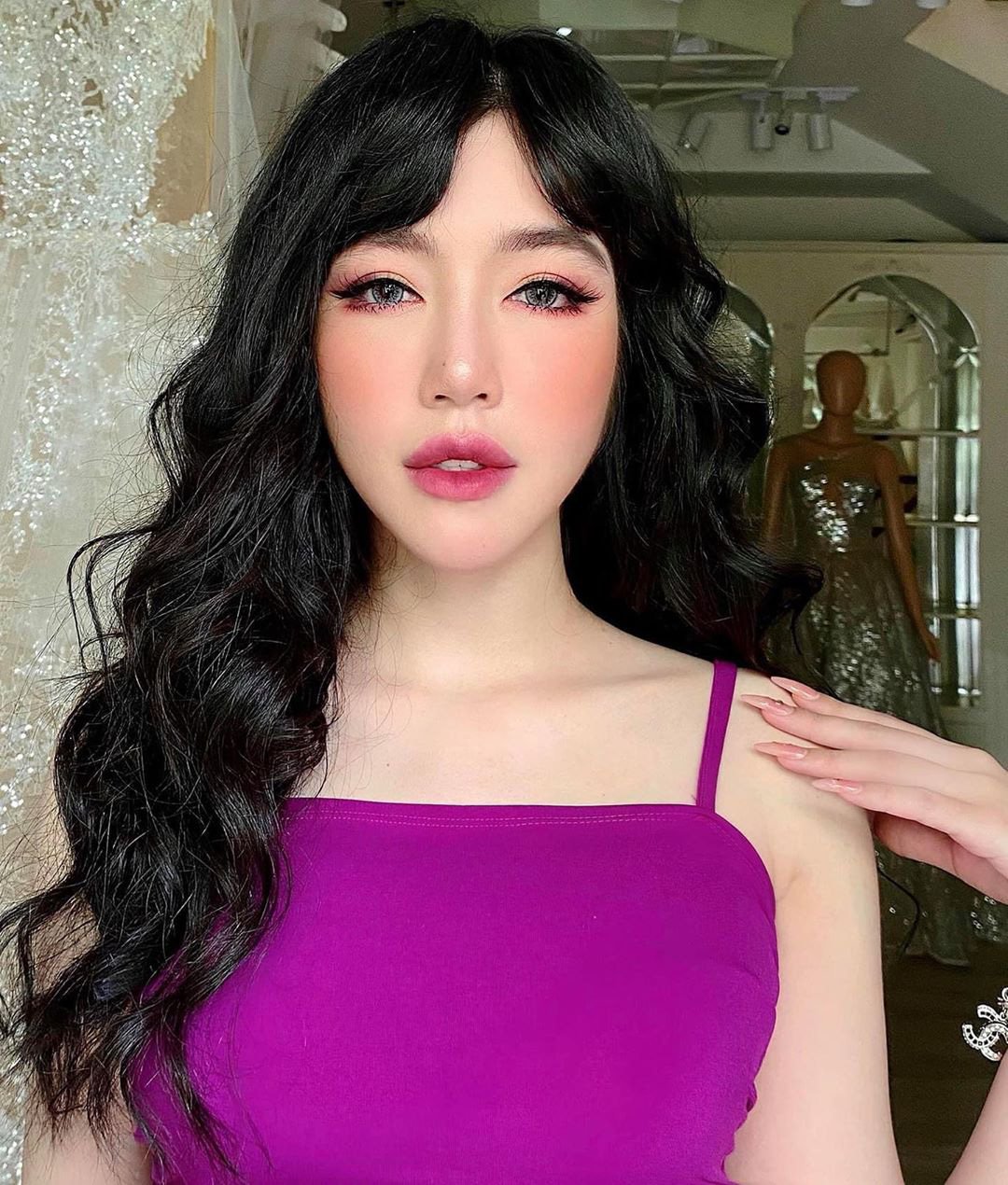 Chi Pu, Elly Trần siêu gợi cảm dù diện đồ “siêu giản dị”, BB Trần để lộ sở thích “quái đản” - Ảnh 2.