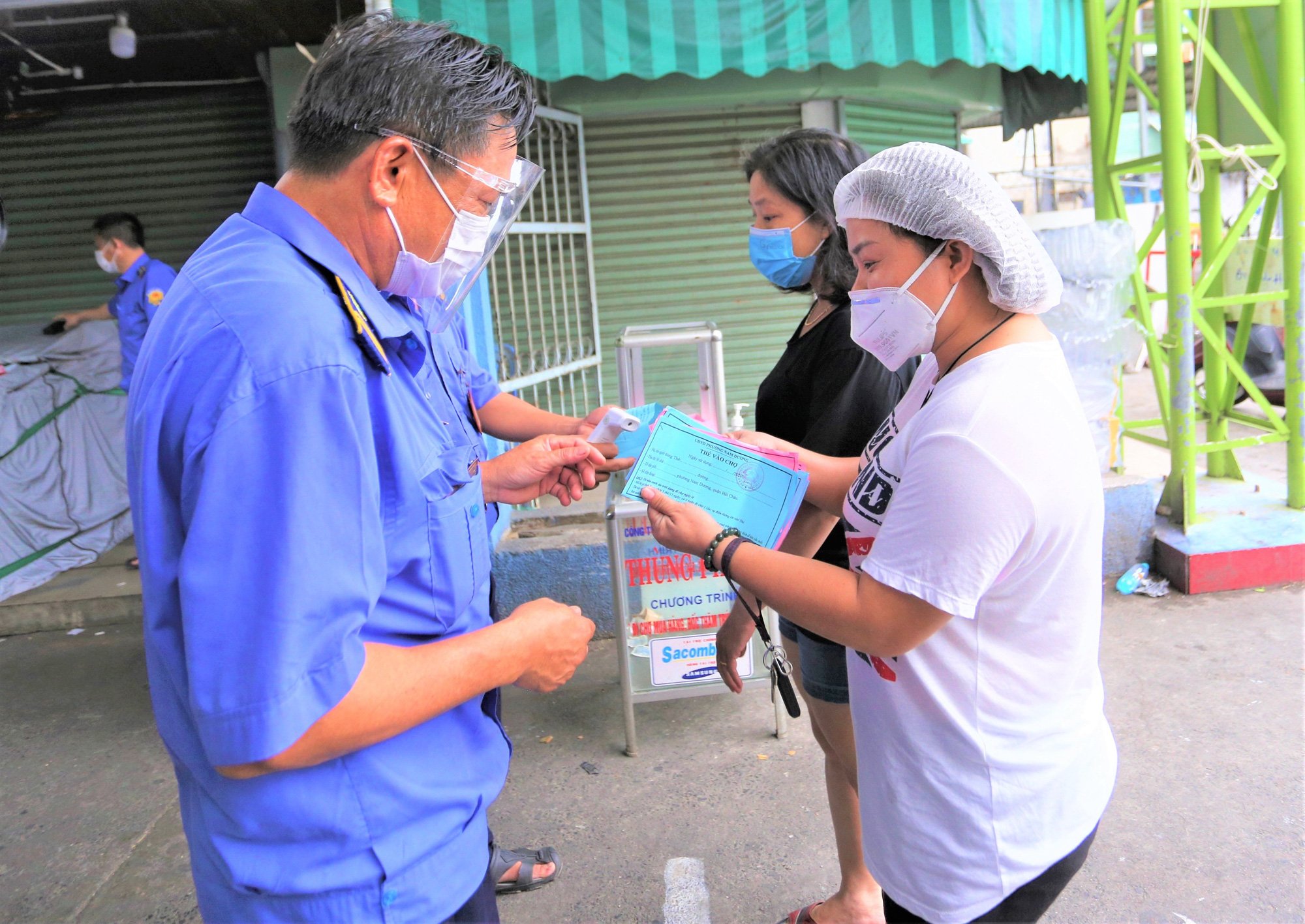Ảnh: Ngày đầu người dân Đà Nẵng thực hiện đi chợ bằng phiếu ngày chẵn lẻ - Ảnh 4.