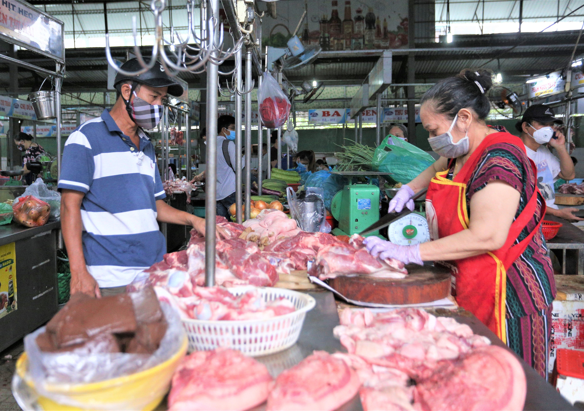 Ảnh: Ngày đầu người dân Đà Nẵng thực hiện đi chợ bằng phiếu ngày chẵn lẻ - Ảnh 8.