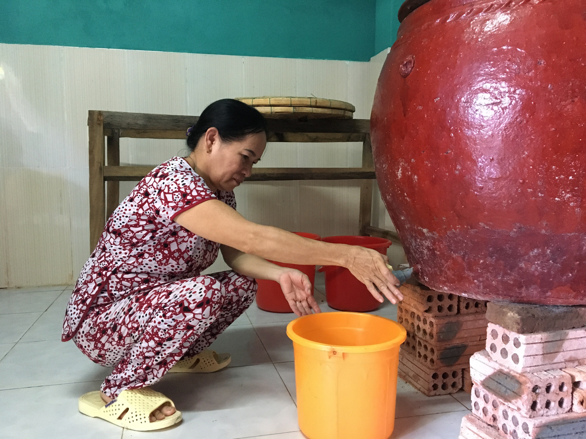Làng nước mắm truyền thống lớn nhất xứ Quảng hồi sinh - Ảnh 2. Làng nước mắm truyền thống lớn nhất xứ Quảng hồi sinh - Ảnh 2.