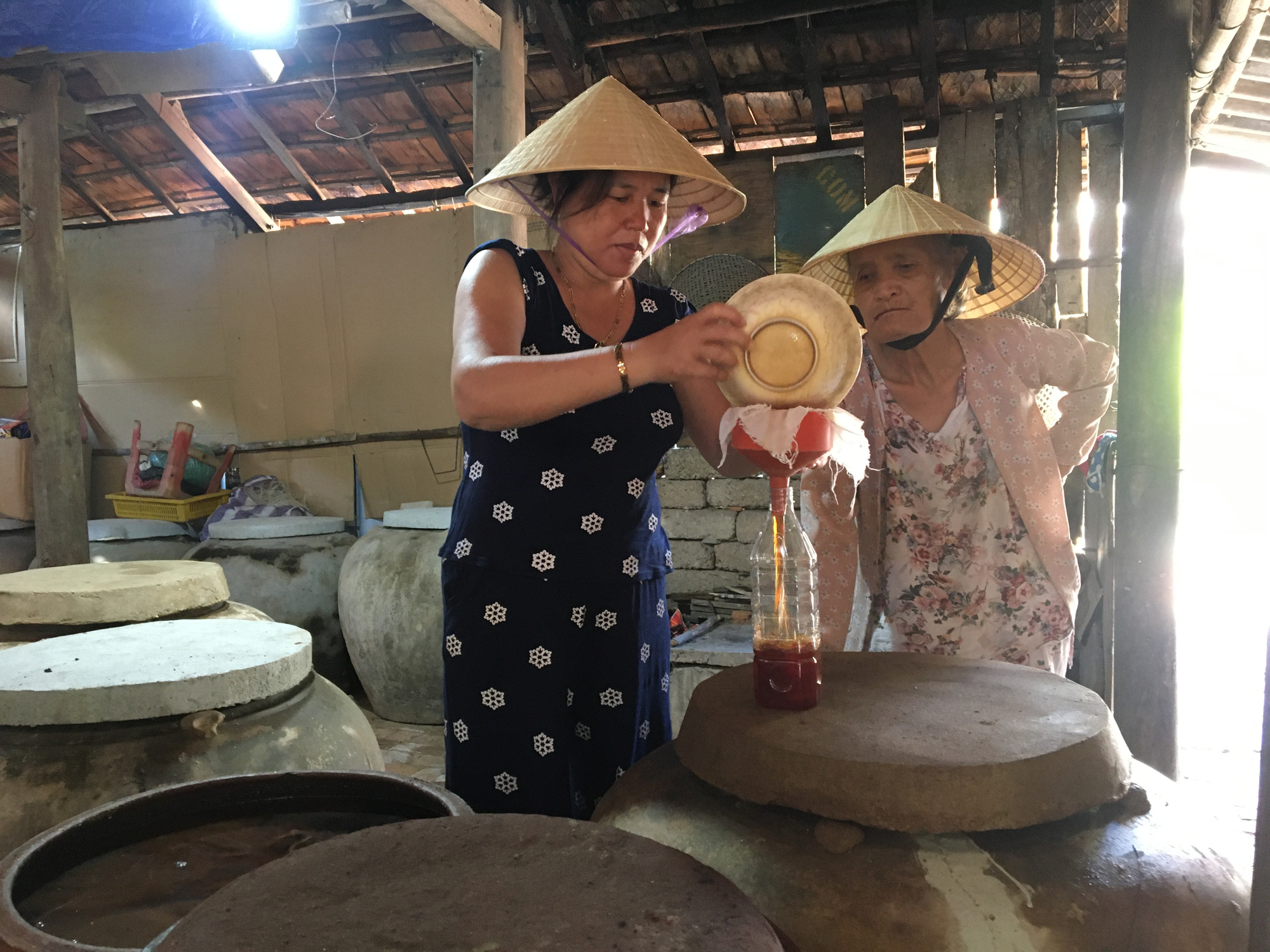 Làng nước mắm truyền thống lớn nhất xứ Quảng hồi sinh - Ảnh 1. Làng nước mắm truyền thống lớn nhất xứ Quảng hồi sinh - Ảnh 1.