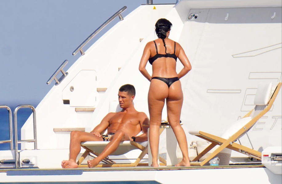 Bồ Cristiano Ronaldo lại khoe dáng đẹp trên du thuyền - Ảnh 2.