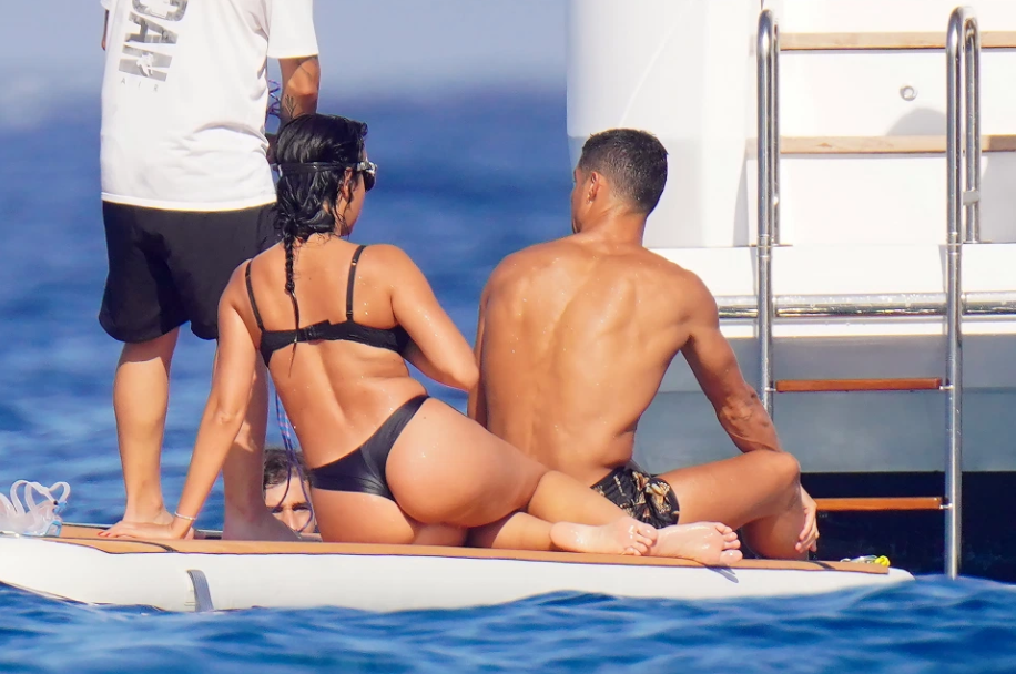 Bồ Cristiano Ronaldo lại khoe dáng đẹp trên du thuyền - Ảnh 1.