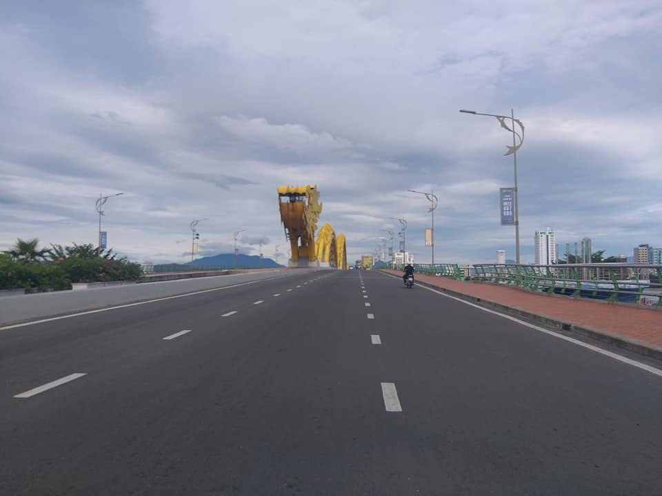 Đà Nẵng: Người dân có thể bị đến phạt 10 triệu đồng nếu ra đường không cần thiết - Ảnh 2. Đà Nẵng: Người dân có thể bị đến phạt 10 triệu đồng nếu ra đường không cần thiết - Ảnh 2.