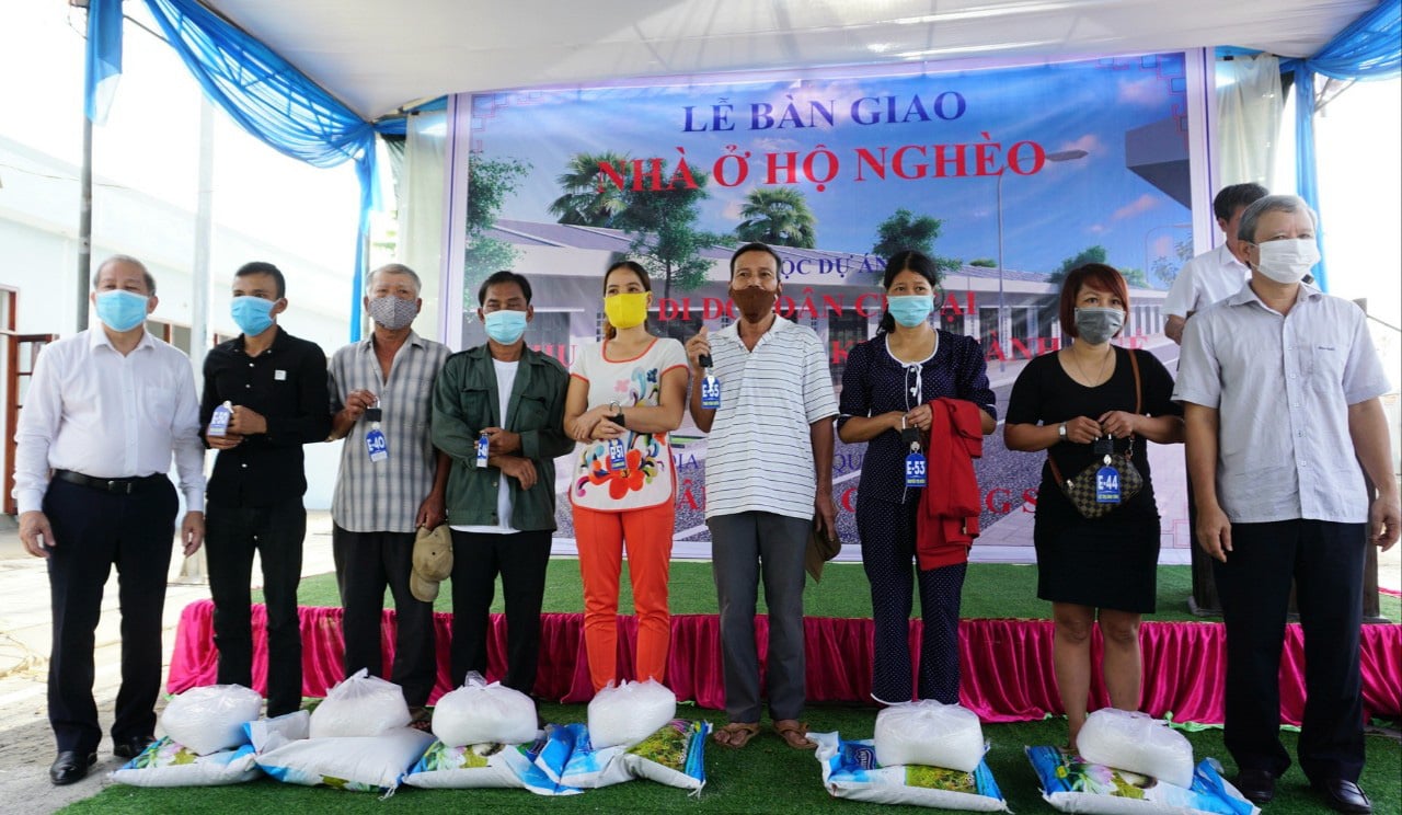 Di dân lịch sử ở Huế: Chủ tịch tỉnh nói lời xúc động khi bàn giao nhà cho dân  - Ảnh 1.