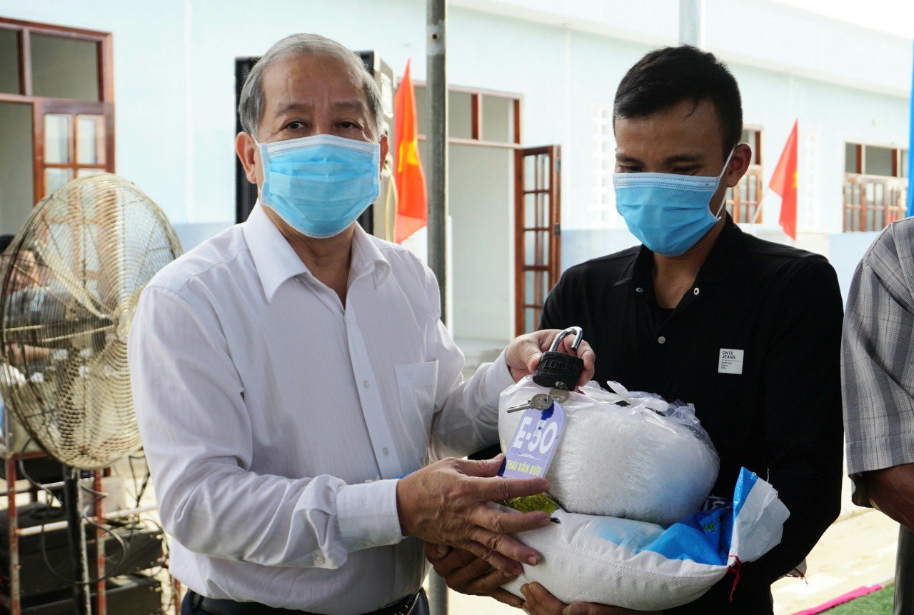 Di dân lịch sử ở Huế: Chủ tịch tỉnh nói lời xúc động khi bàn giao nhà cho dân  - Ảnh 2.