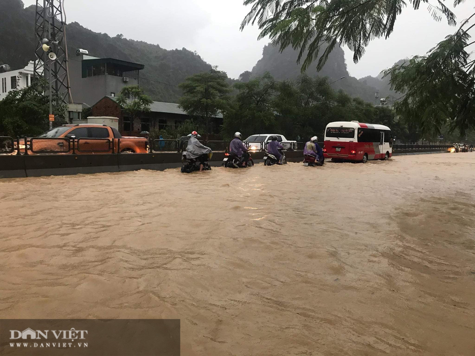 Quảng Ninh: Mưa lớn kéo dài, nhiều tuyến đường chìm trong biển nước  - Ảnh 9.
