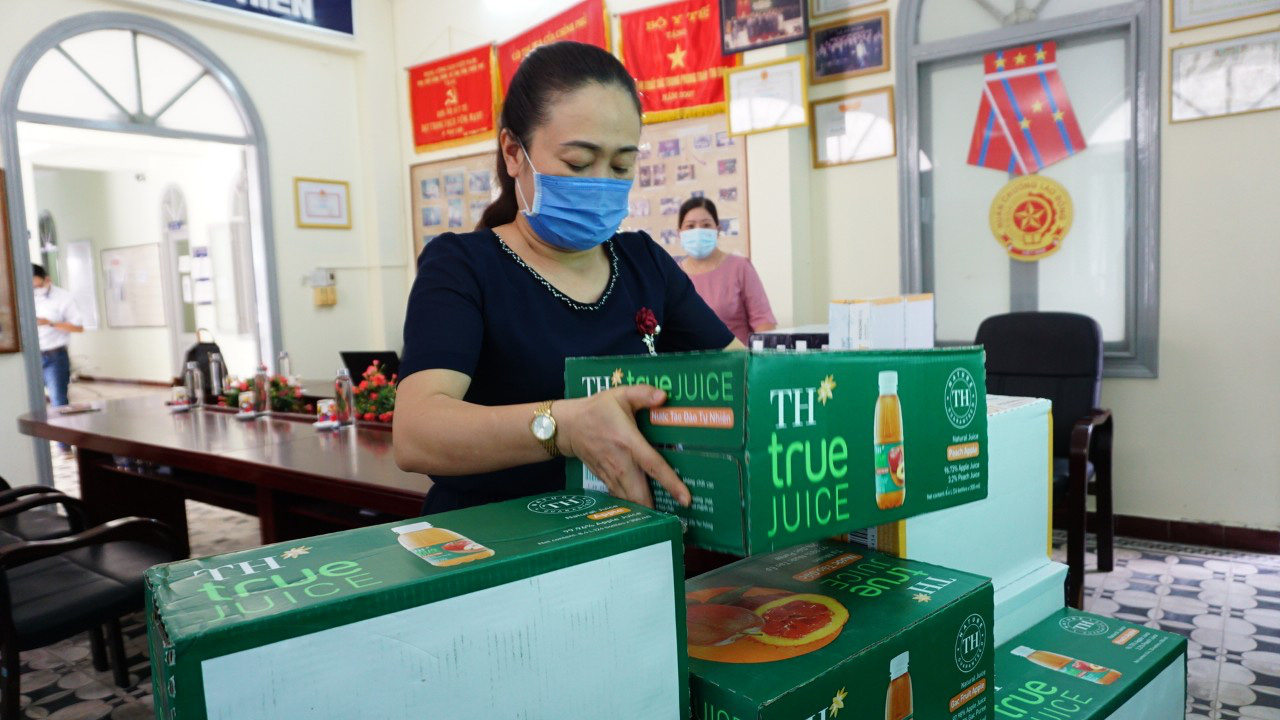 Tập đoàn TH trao tặng 12.500 sản phẩm dinh dưỡng cho ngành y tế TT-Huế - Ảnh 3.