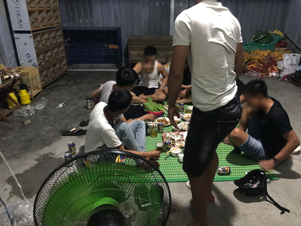Đề nghị phạt hơn 50 triệu đồng nhóm thanh niên tụ tập ăn nhậu trong thời gian cách ly xã hội - Ảnh 1. Đề nghị phạt hơn 50 triệu đồng nhóm thanh niên tụ tập ăn nhậu trong thời gian cách ly xã hội - Ảnh 1.