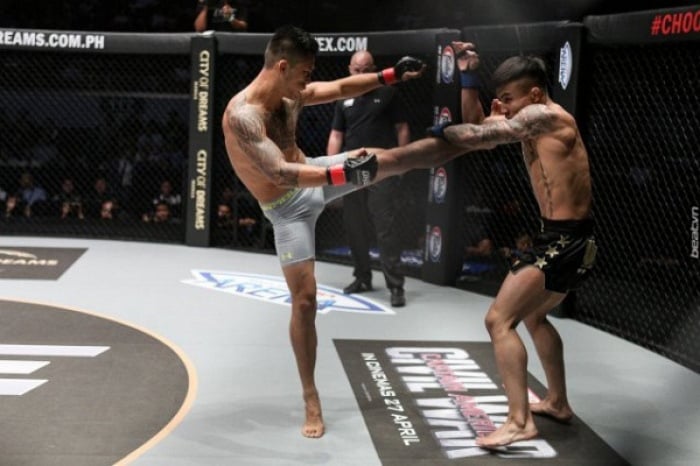 Võ sĩ gốc Việt Martin Nguyễn đánh võ sĩ Trung Quốc hộc máu mồm - Ảnh 1.
