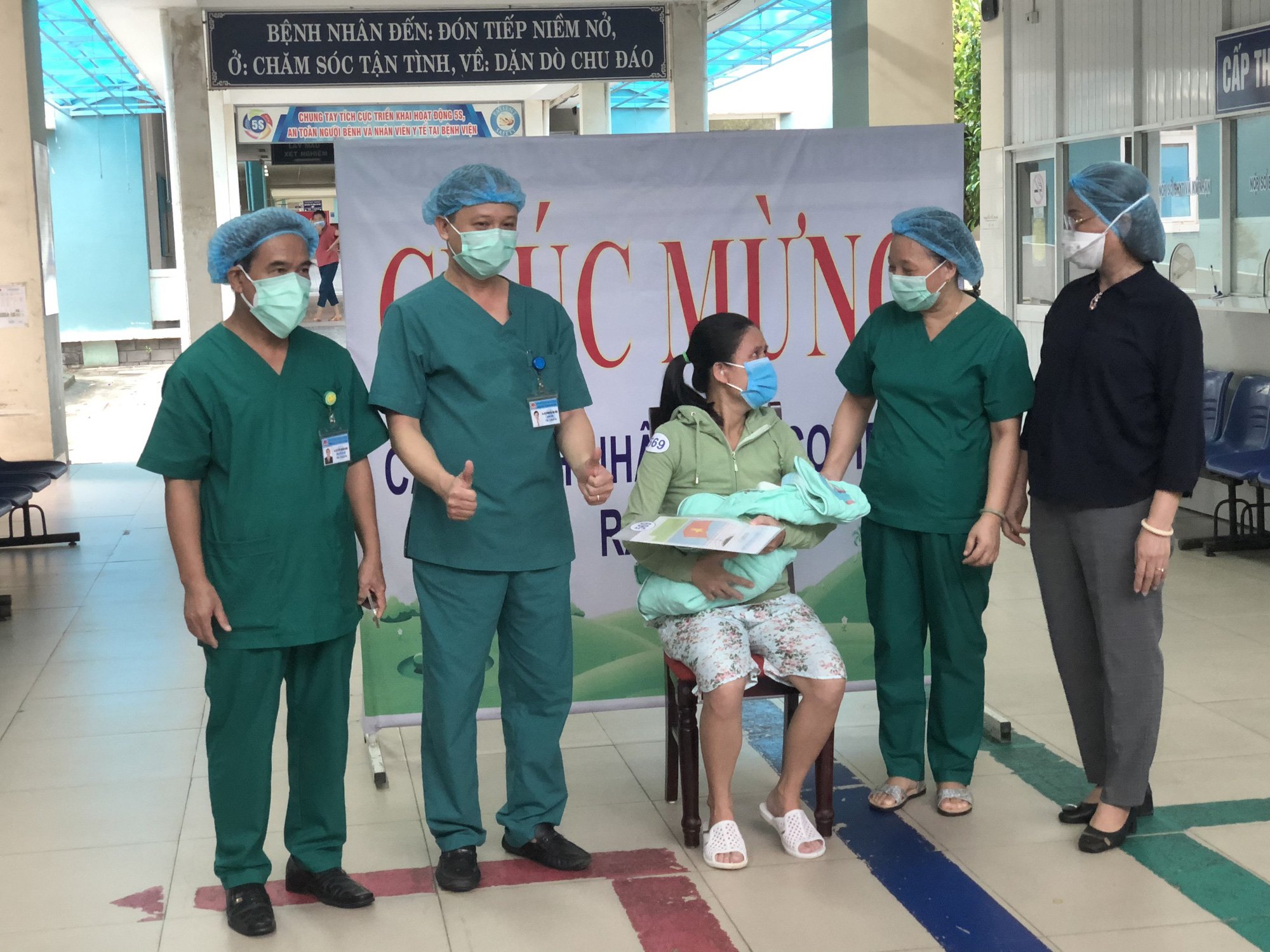 16 bệnh nhân trong đó có sản phụ mổ đẻ mắc Covid-19 được xuất viện - Ảnh 2.