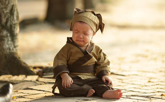 Ngồi khóc vì chữ viết mãi không đẹp, chú tiểu bị sư thầy &quot;bắt bệnh&quot;, đồng thời nói trúng khuyết điểm của nhiều người - Ảnh 1.