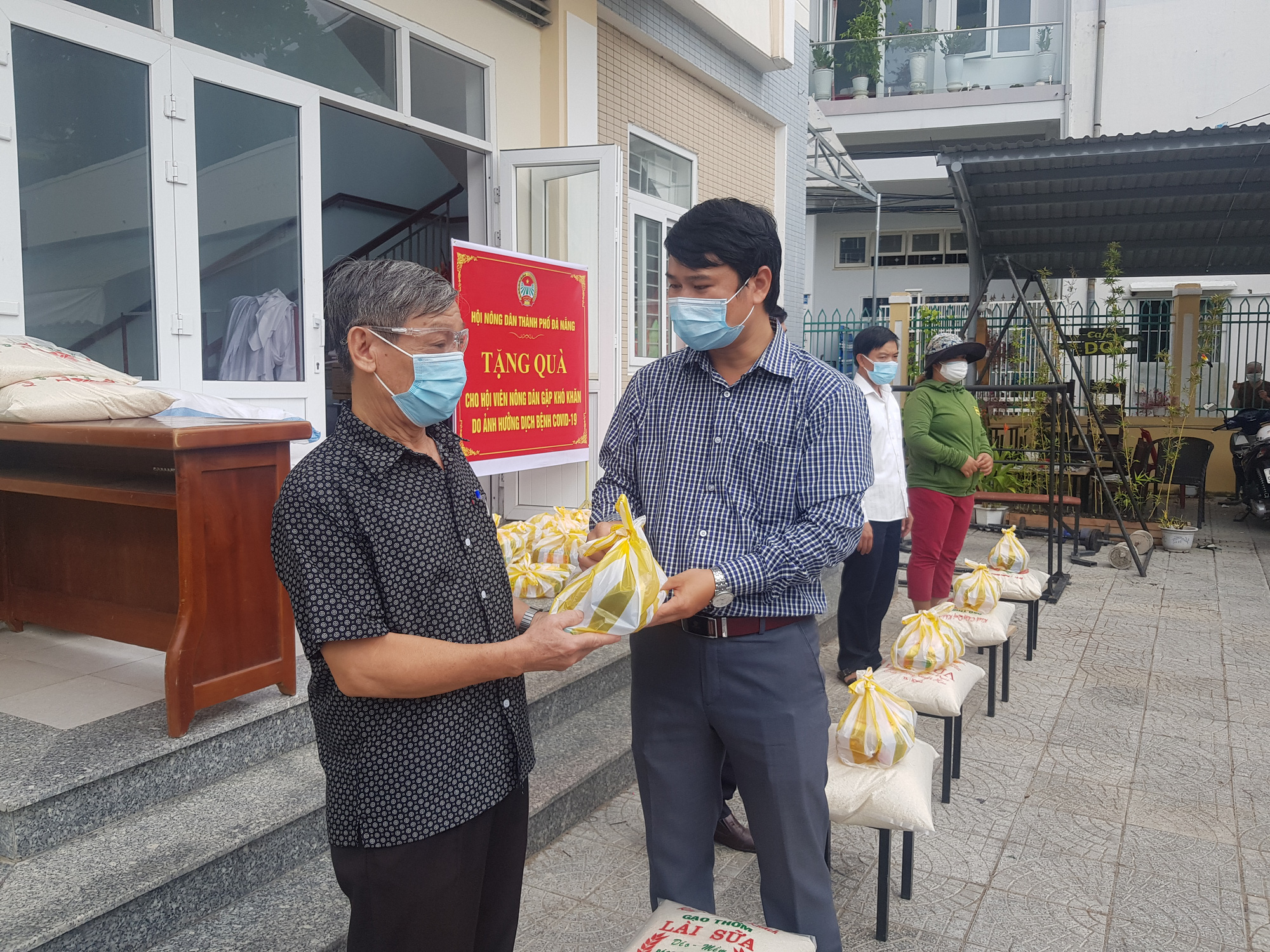 Dịch Covid -19: Chủ tịch Hội nông dân thành phố Đà Nẵng đến tận nhà trao quà cho bà con nông dân nghèo - Ảnh 6.