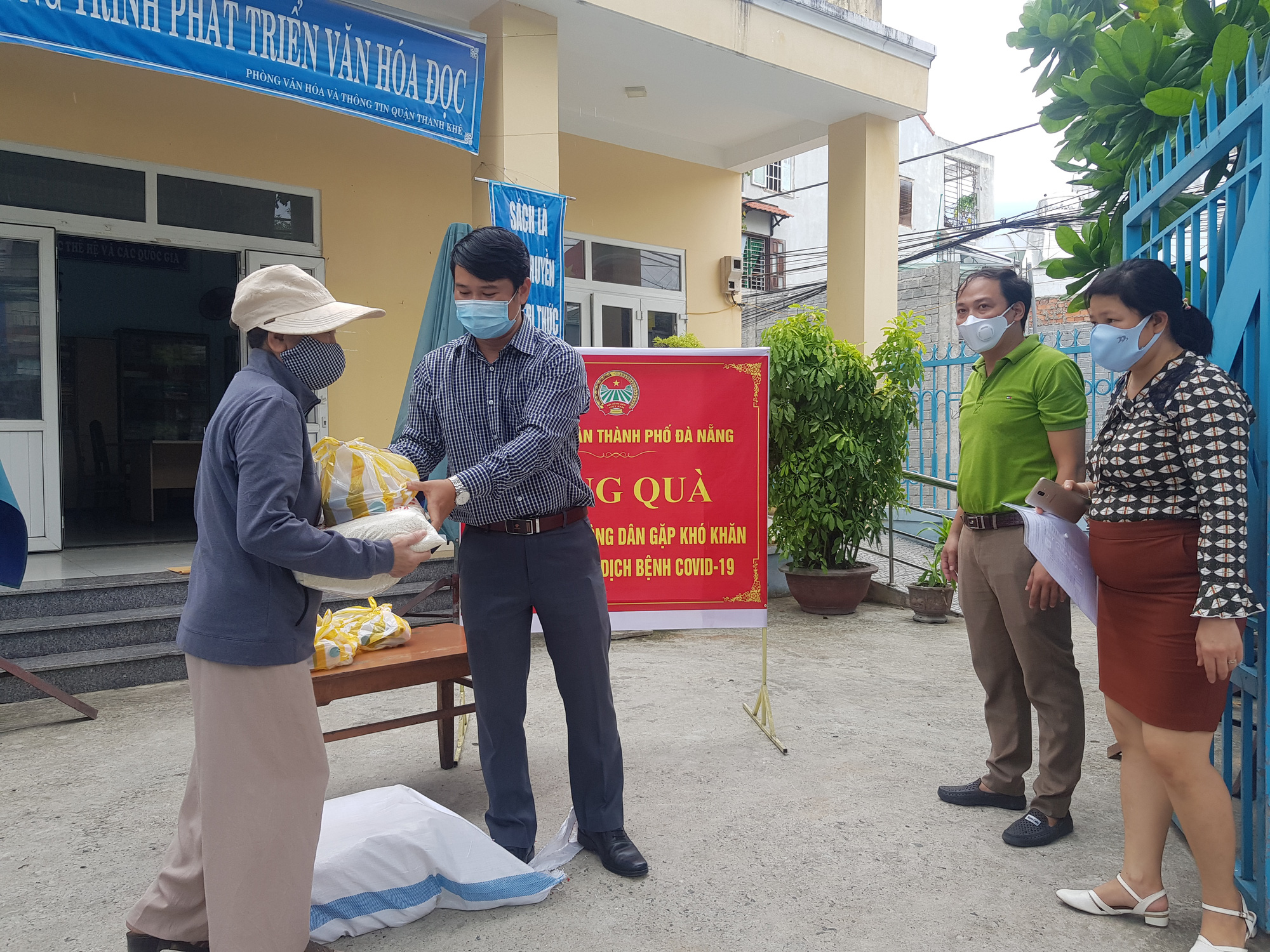 Dịch Covid -19: Chủ tịch Hội nông dân thành phố Đà Nẵng đến tận nhà trao quà cho bà con nông dân nghèo - Ảnh 8.