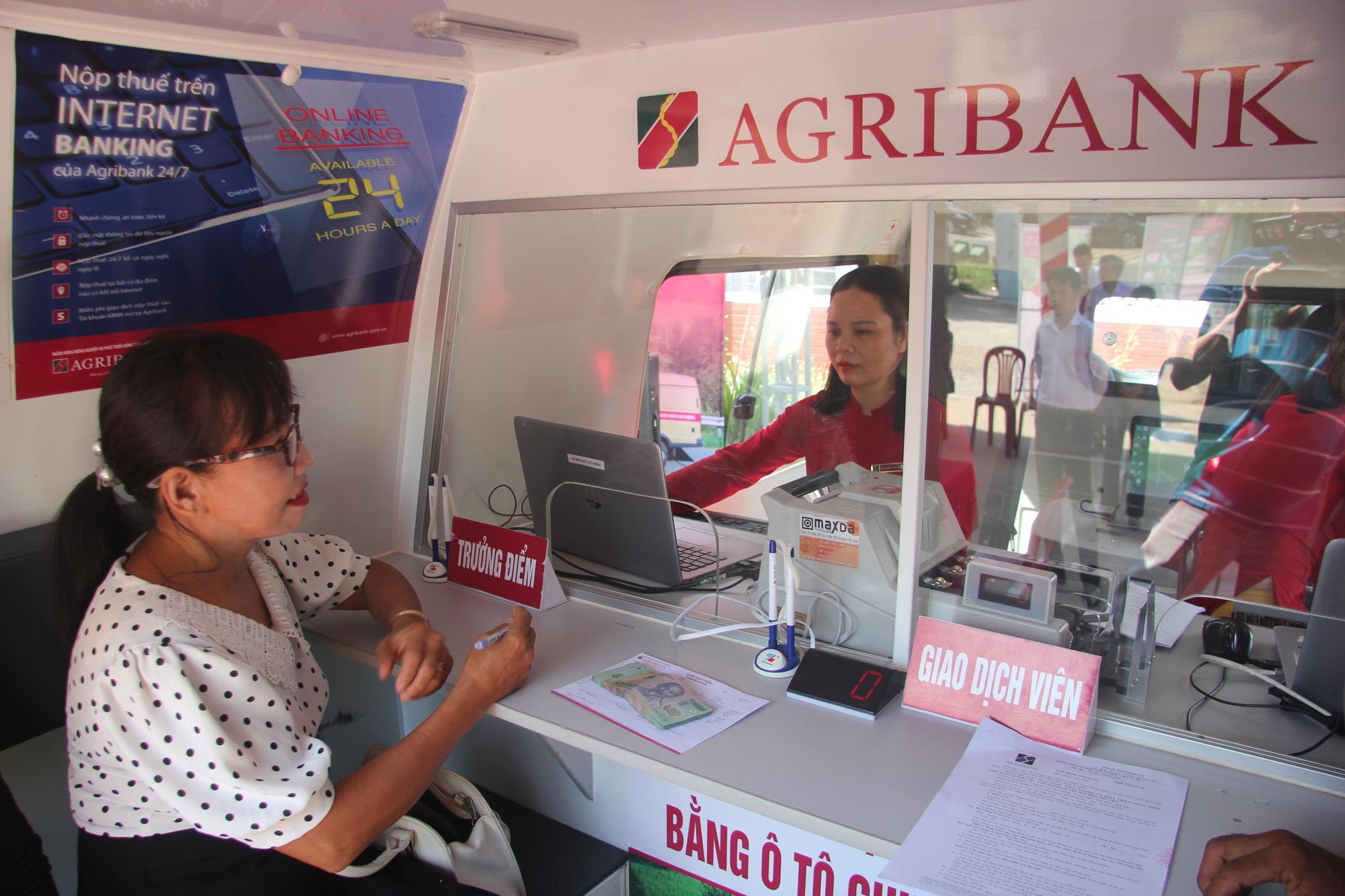 Agribank Phú Yên: Khai trương điểm giao dịch lưu động bằng ô tô chuyên dùng tại xã Ea Chà Rang - Ảnh 2.