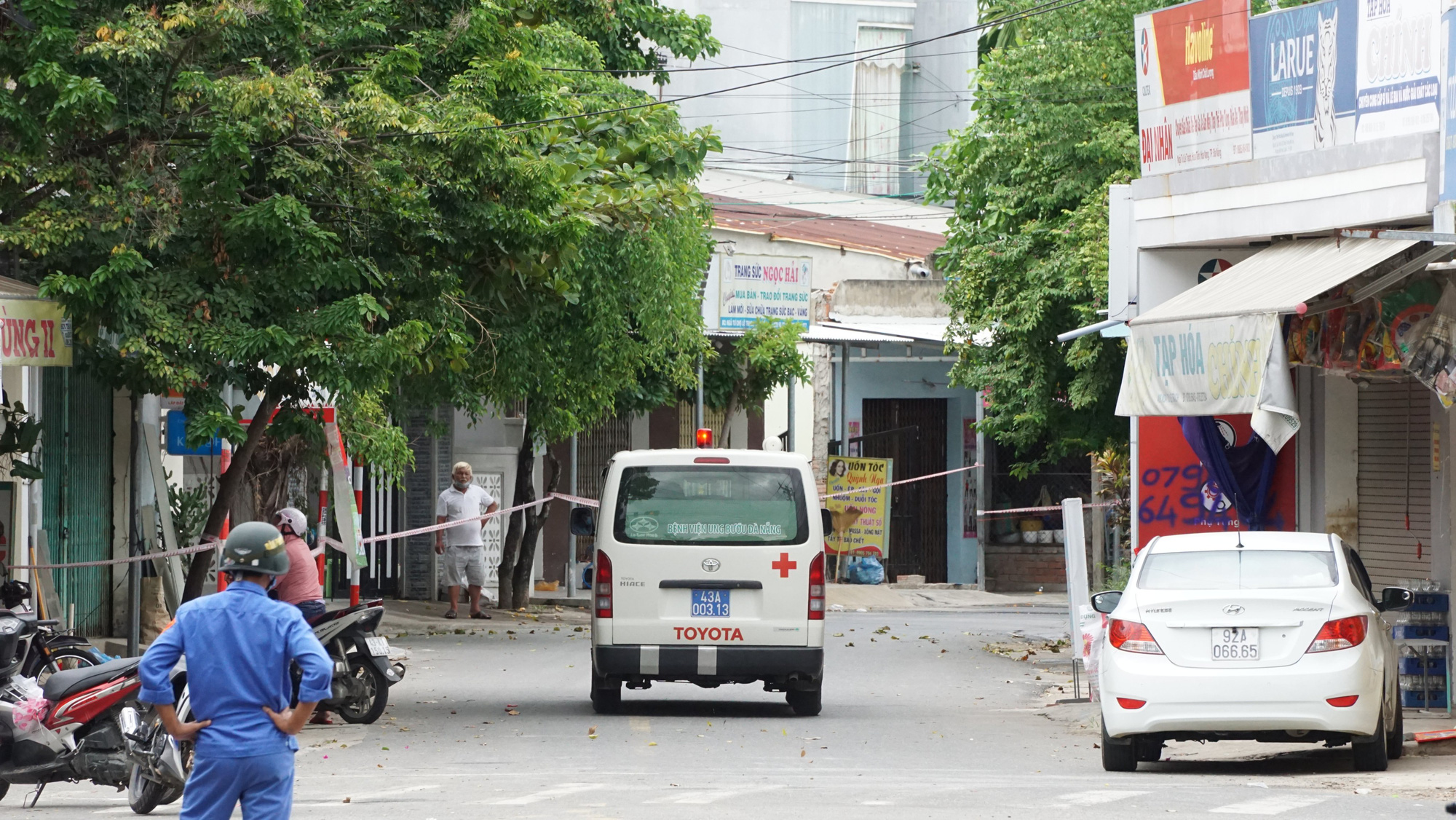 ẢNH: Bên trong khu vực bị phong tỏa vì có 3 ca dương tính Covid-19 tại Đà Nẵng - Ảnh 7.