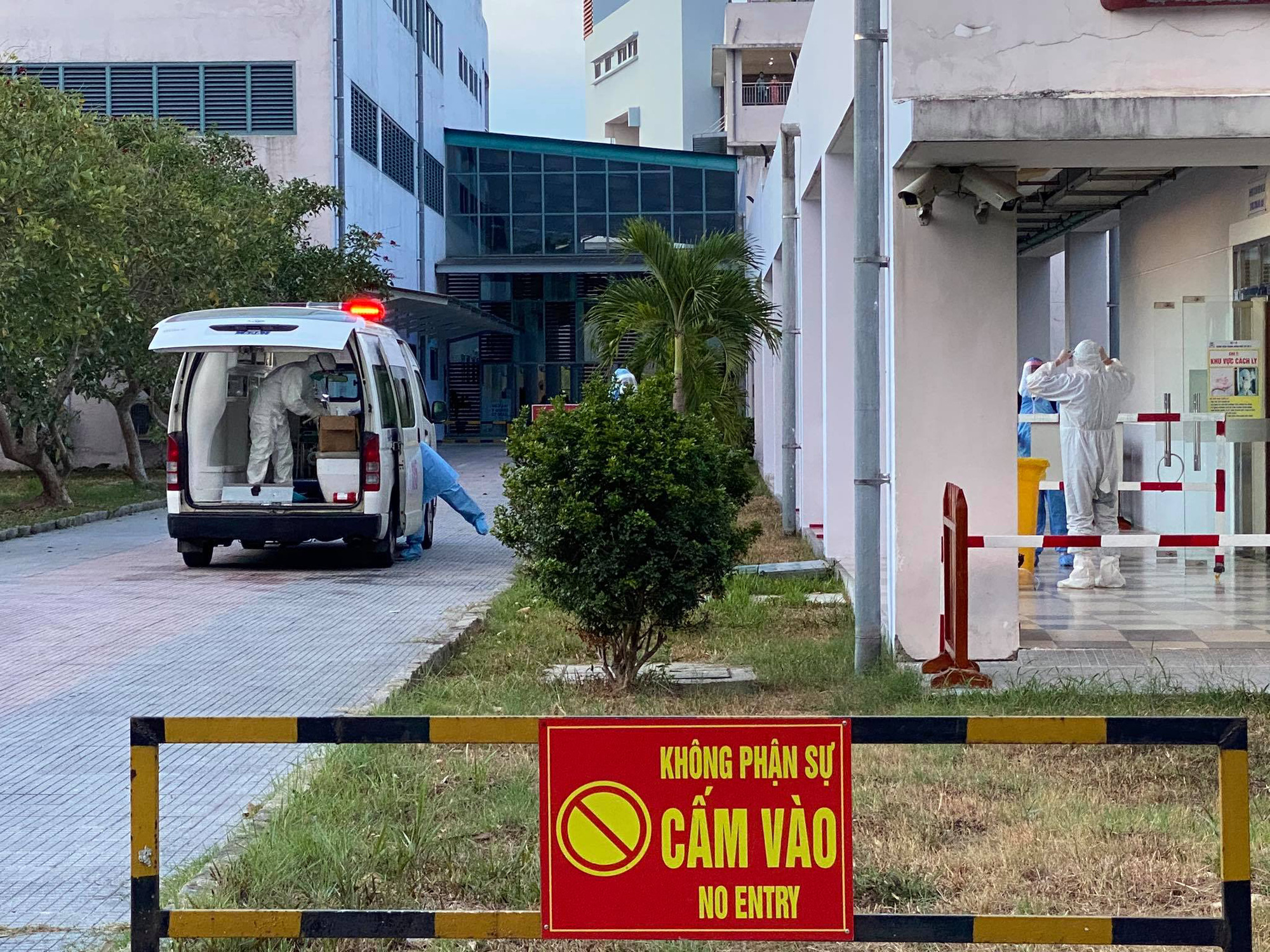 Cách ly trường hợp test nhanh dương tính tại TTYT để giảm tải cho BV T.Ư Huế - Ảnh 1.