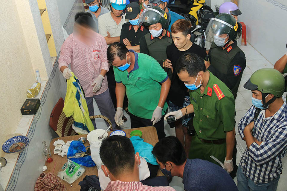 Triệt phá tổ chức mua bán ma tuý, vũ khí quân dụng số lượng lớn ở An Giang  - Ảnh 1.