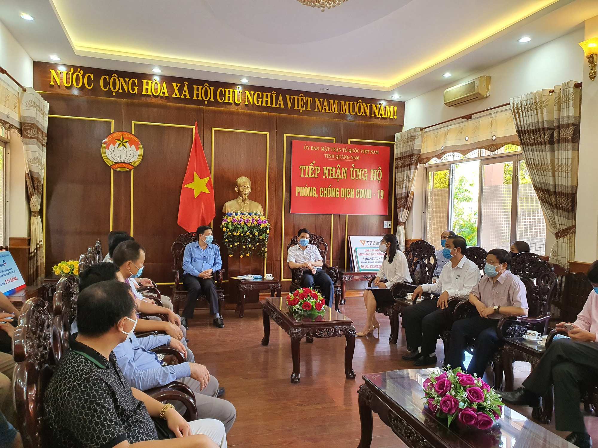 Covid-19: Tập đoàn FVG ủng hộ 1 tỷ đồng Bệnh viên Đa khoa Trung ương Quảng Nam - Ảnh 1. Covid-19: Tập đoàn FVG ủng hộ 1 tỷ đồng Bệnh viên Đa khoa Trung ương Quảng Nam - Ảnh 1.