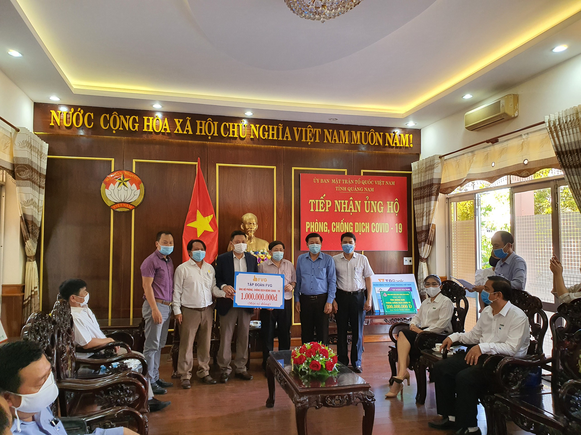 Covid-19: Tập đoàn FVG ủng hộ 1 tỷ đồng Bệnh viên Đa khoa Trung ương Quảng Nam - Ảnh 2. Covid-19: Tập đoàn FVG ủng hộ 1 tỷ đồng Bệnh viên Đa khoa Trung ương Quảng Nam - Ảnh 2.