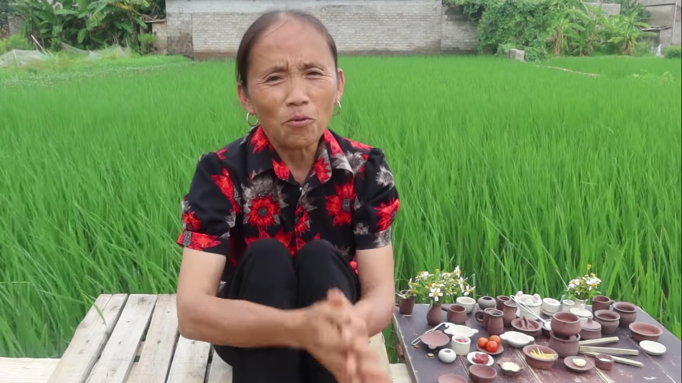 Bà Tân Vlog bị nghi dùng chất đốt dễ gây ngộ độc để làm clip nấu ăn đi ngược thương hiệu “siêu to khổng lồ” - Ảnh 1.