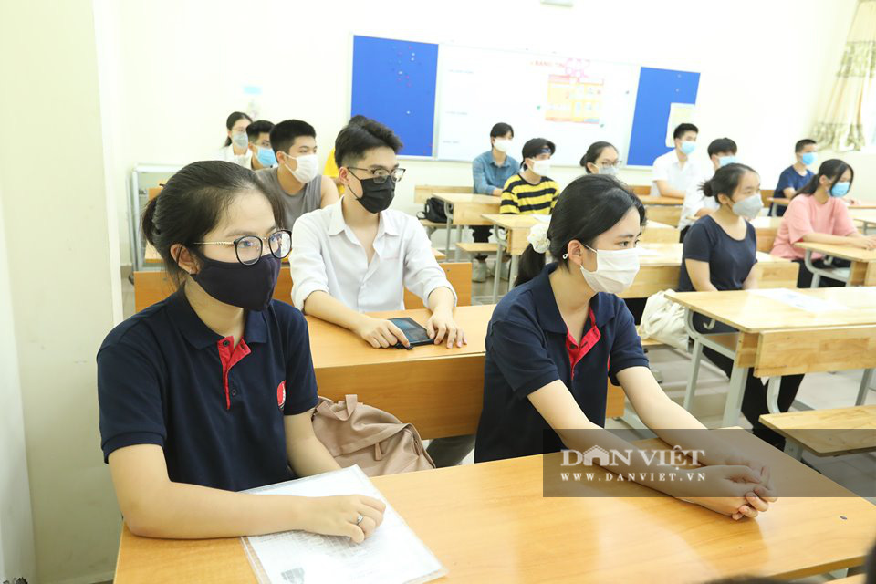 Sĩ tử đeo khẩu trang kín mít trong ngày đầu làm thủ tục thi tốt nghiệp THPT 2020 - Ảnh 14.