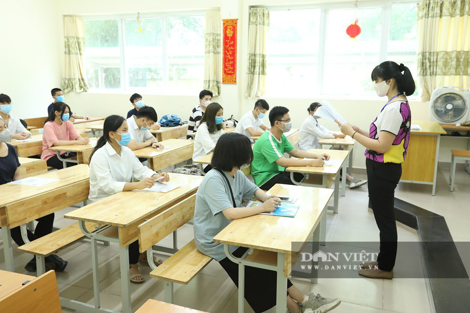 Sĩ tử đeo khẩu trang kín mít trong ngày đầu làm thủ tục thi tốt nghiệp THPT 2020 - Ảnh 13.
