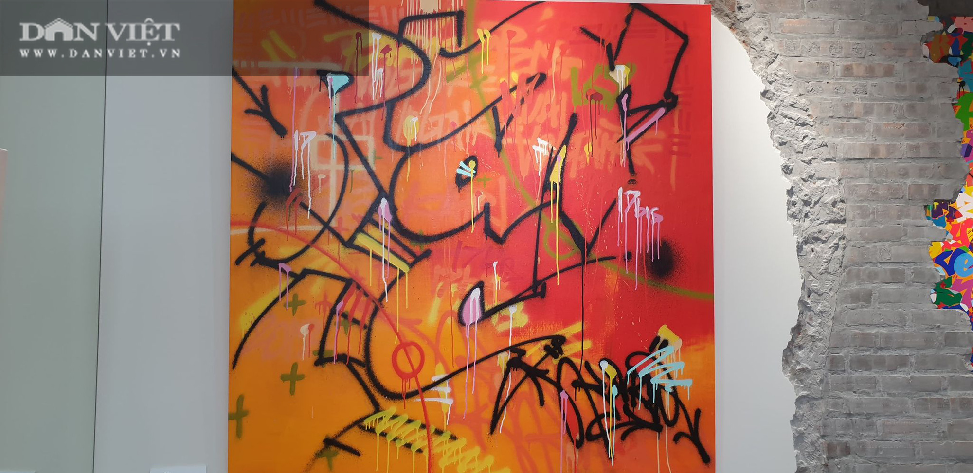 Giới trẻ xếp hàng vào xem triển lãm của huyền thoại graffiti gốc Việt Cyril Kongo - Ảnh 4.