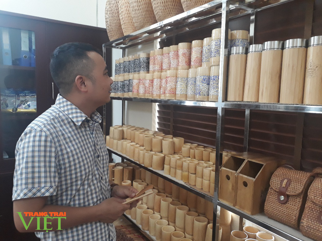8X Sơn La sản xuất thành công bộ dao dĩa tinh xảo từ tre nứa - Ảnh 3. 8X Sơn La sản xuất thành công bộ dao dĩa tinh xảo từ tre nứa - Ảnh 3.