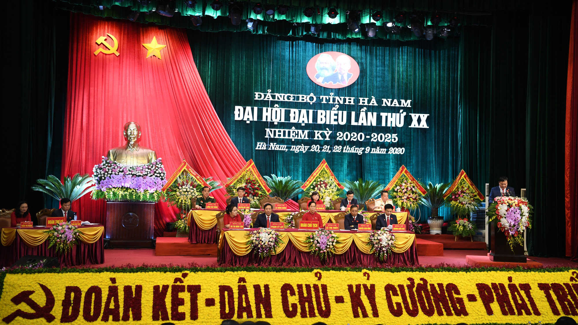Hà Nam khai mạc Đại hội Đảng bộ cấp tỉnh đầu tiên trong cả nước - Ảnh 2.