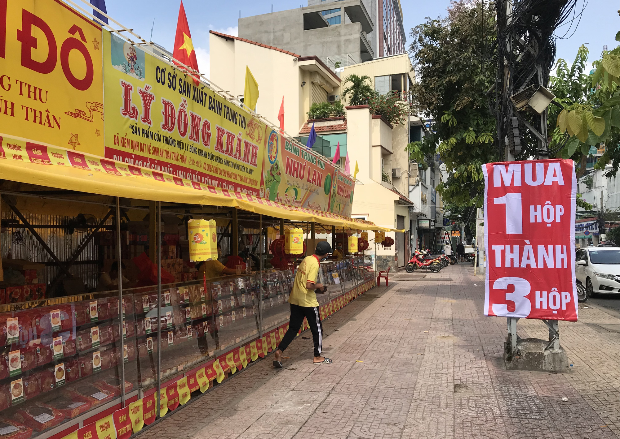 TP.HCM: Ồ ạt đại hạ giá bánh Trung thu, vừa &quot;mua 1 tặng 1&quot;, hôm sau đã &quot;mua 1 tặng 3&quot; - Ảnh 1.