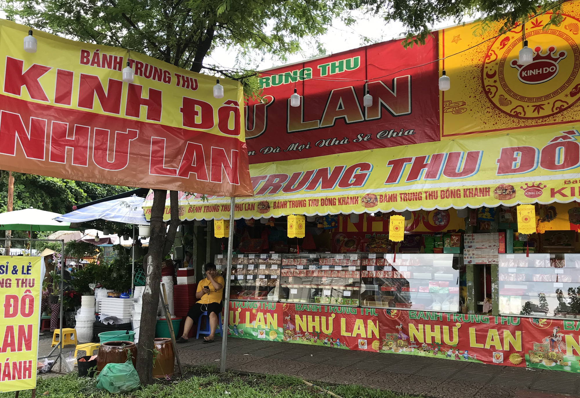 TP.HCM: Ồ ạt đại hạ giá bánh Trung thu, vừa &quot;mua 1 tặng 1&quot;, hôm sau đã &quot;mua 1 tặng 3&quot; - Ảnh 3.