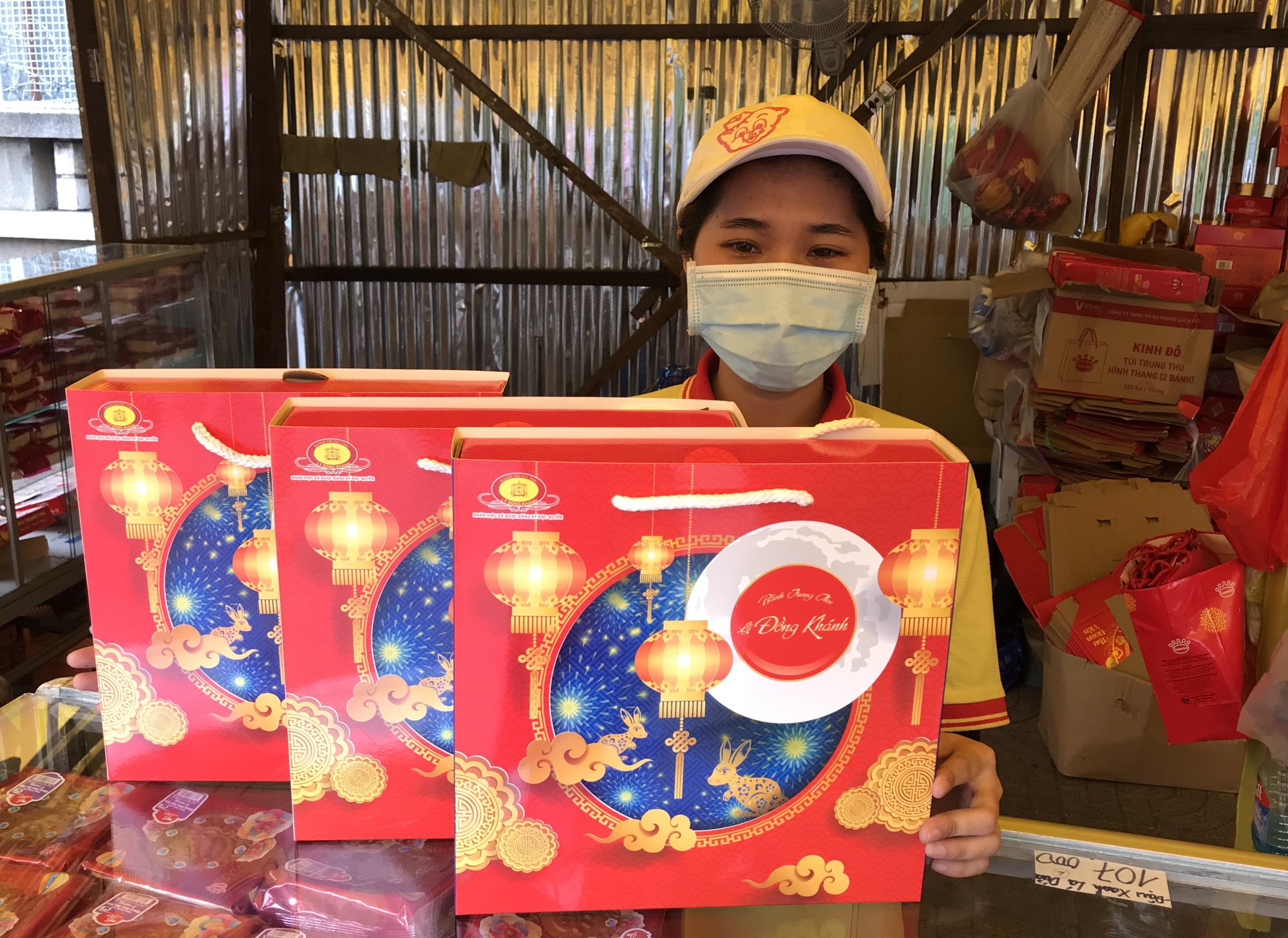 Thực hư bánh Trung thu &quot;mua 1 thành 3&quot;, &quot;mua 1 thành 4&quot; đầy đường Sài Gòn - Ảnh 2.