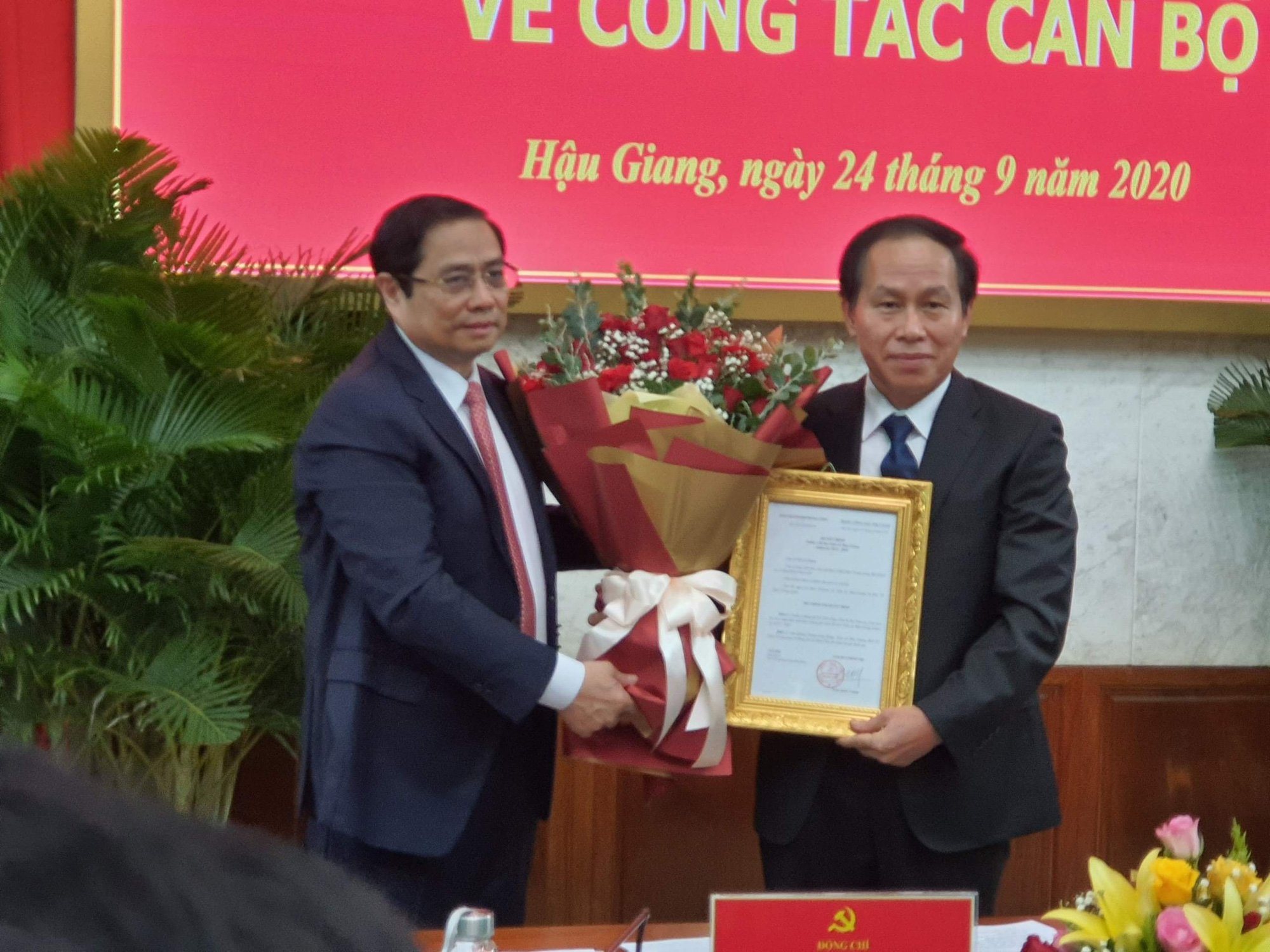 Ông Lê Tiến Châu nhận quyết định làm Bí thư Hậu Giang - Ảnh 1.