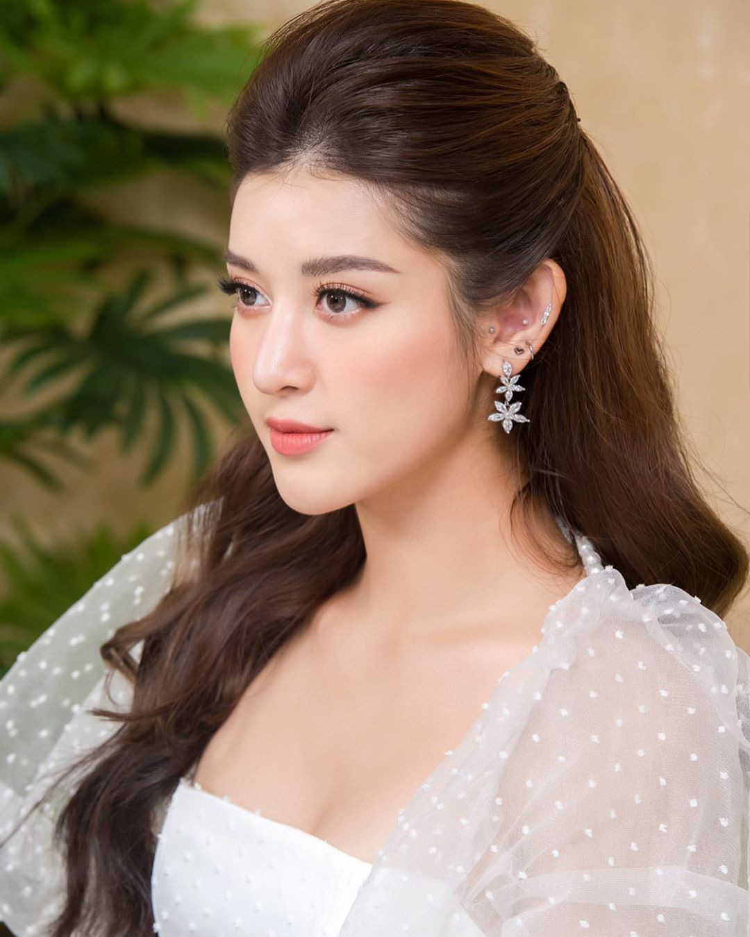Á hậu Huyền My hoảng hốt vì bị cập nhật sai thông tin về đời tư - Ảnh 1.