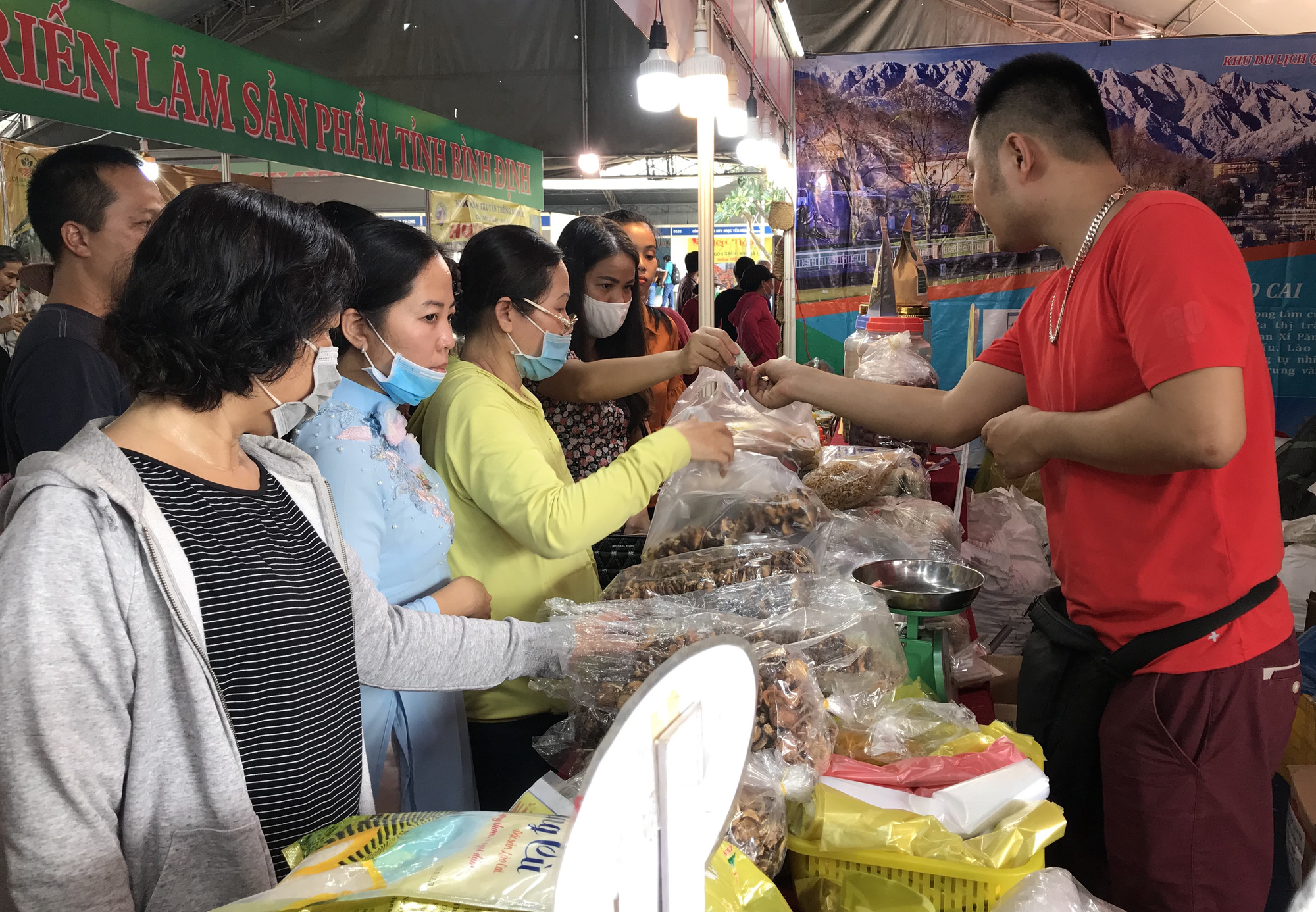 Người Sài Gòn kéo nhau đi hội chợ, nếp nương Điện Biên, miến dong Tây Bắc, chả bò Đà Nẵng… cháy hàng - Ảnh 1.