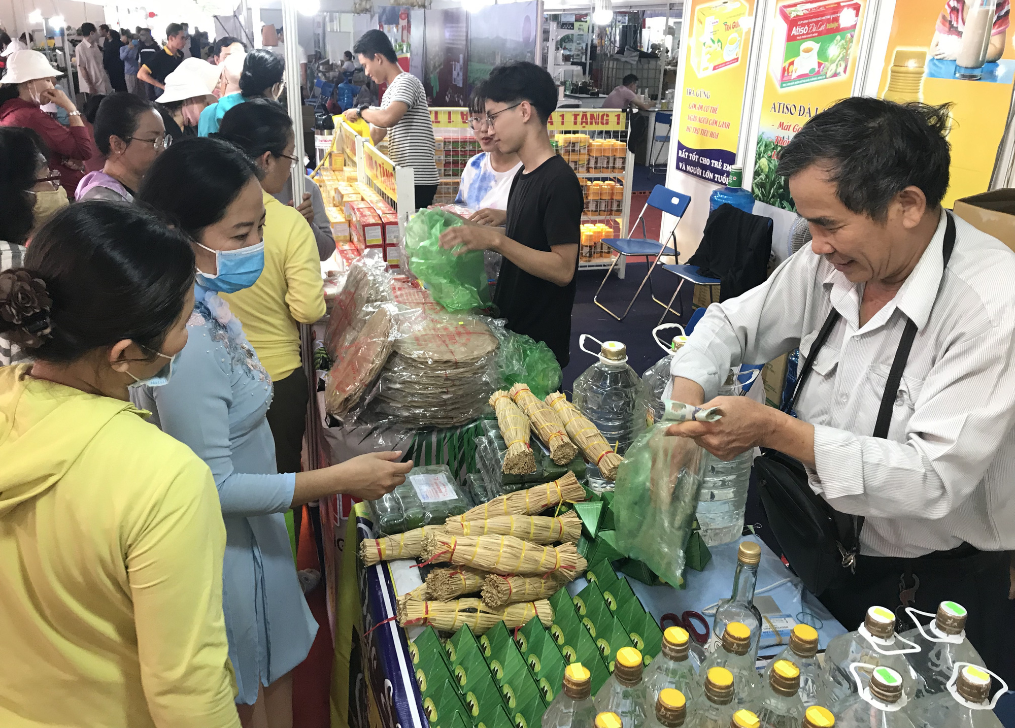 Người Sài Gòn kéo nhau đi hội chợ, nếp nương Điện Biên, miến dong Tây Bắc, chả bò Đà Nẵng… cháy hàng - Ảnh 6.