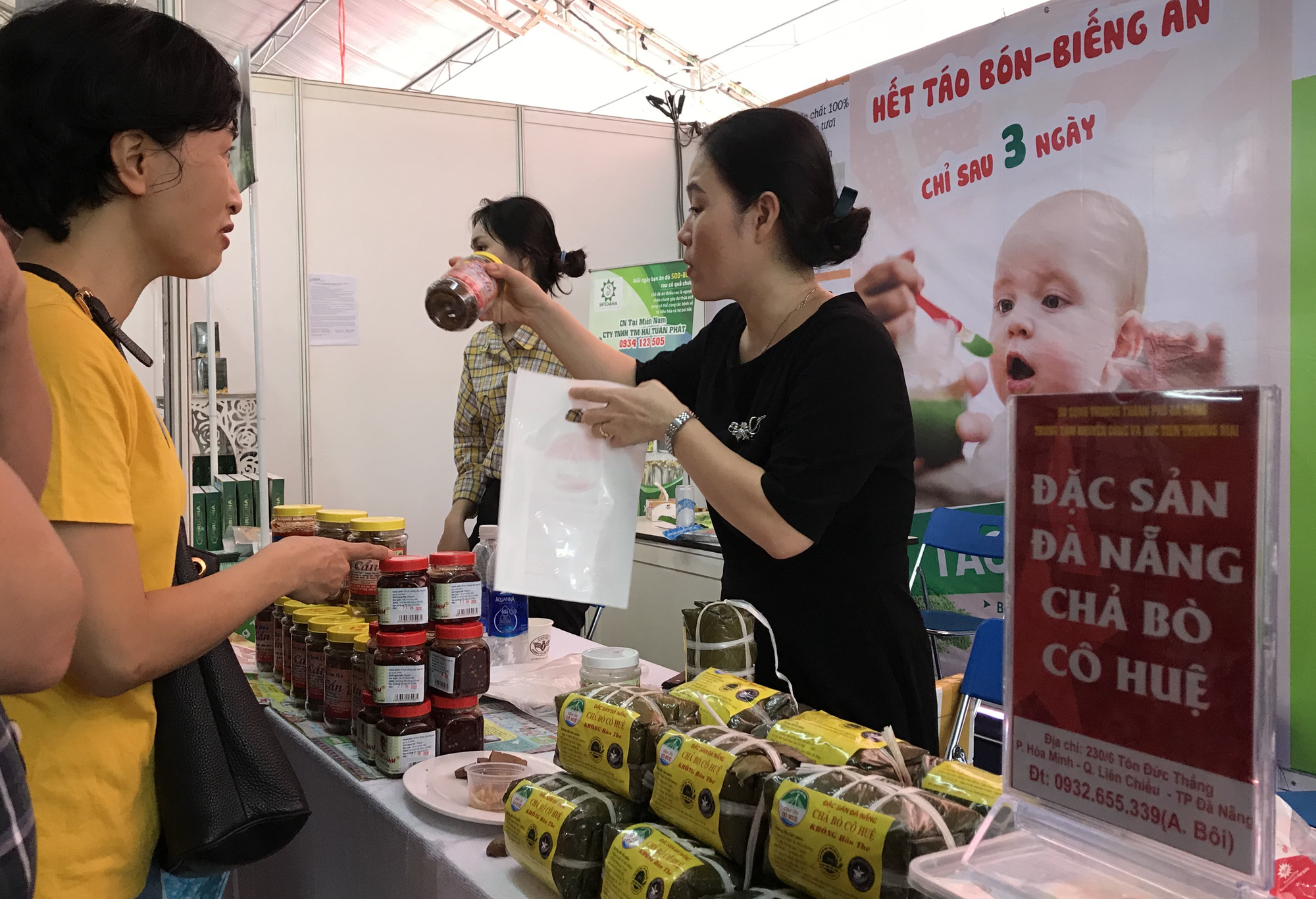 Người Sài Gòn kéo nhau đi hội chợ, nếp nương Điện Biên, miến dong Tây Bắc, chả bò Đà Nẵng… cháy hàng - Ảnh 2.