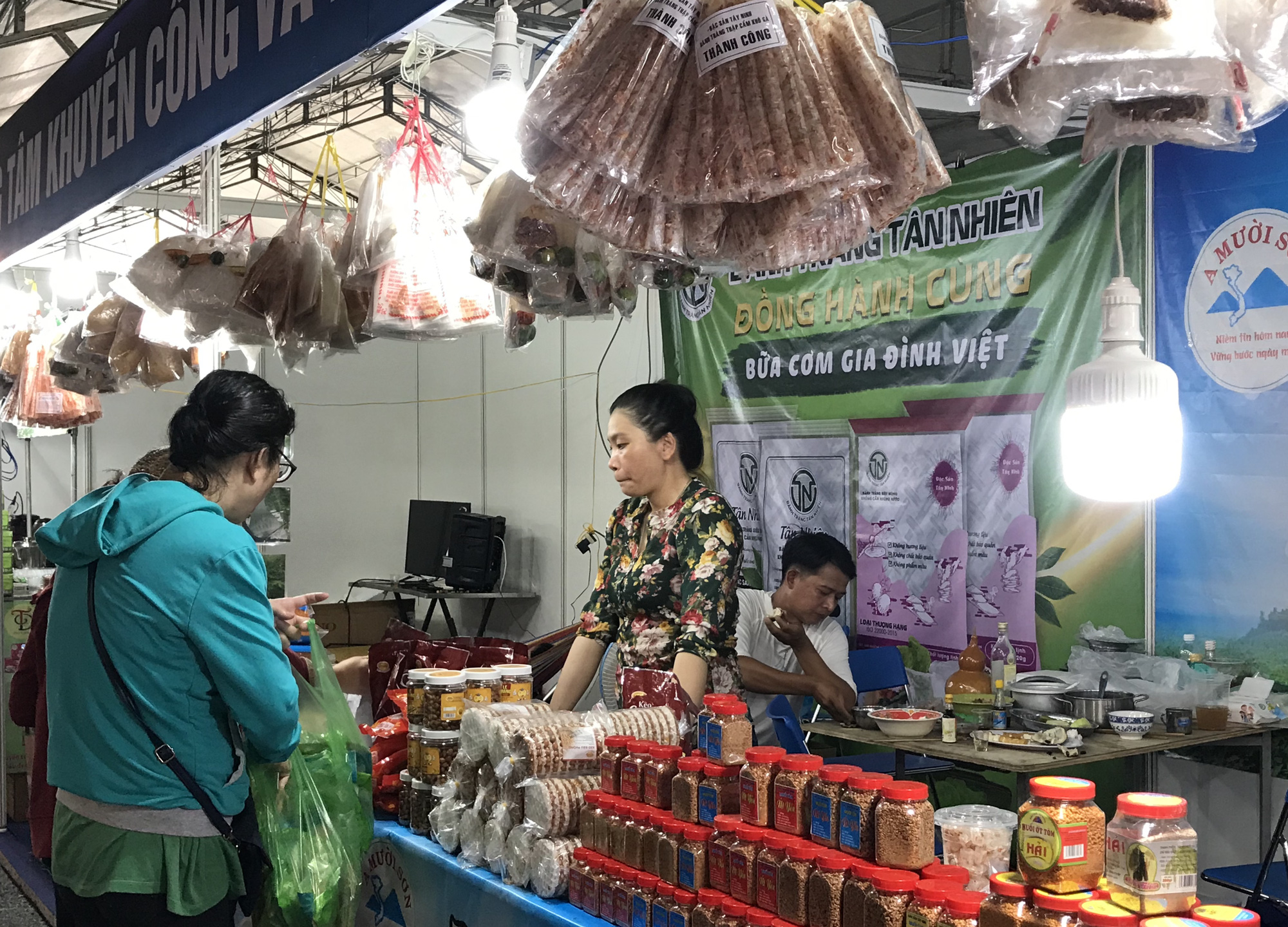 Người Sài Gòn kéo nhau đi hội chợ, nếp nương Điện Biên, miến dong Tây Bắc, chả bò Đà Nẵng… cháy hàng - Ảnh 8.