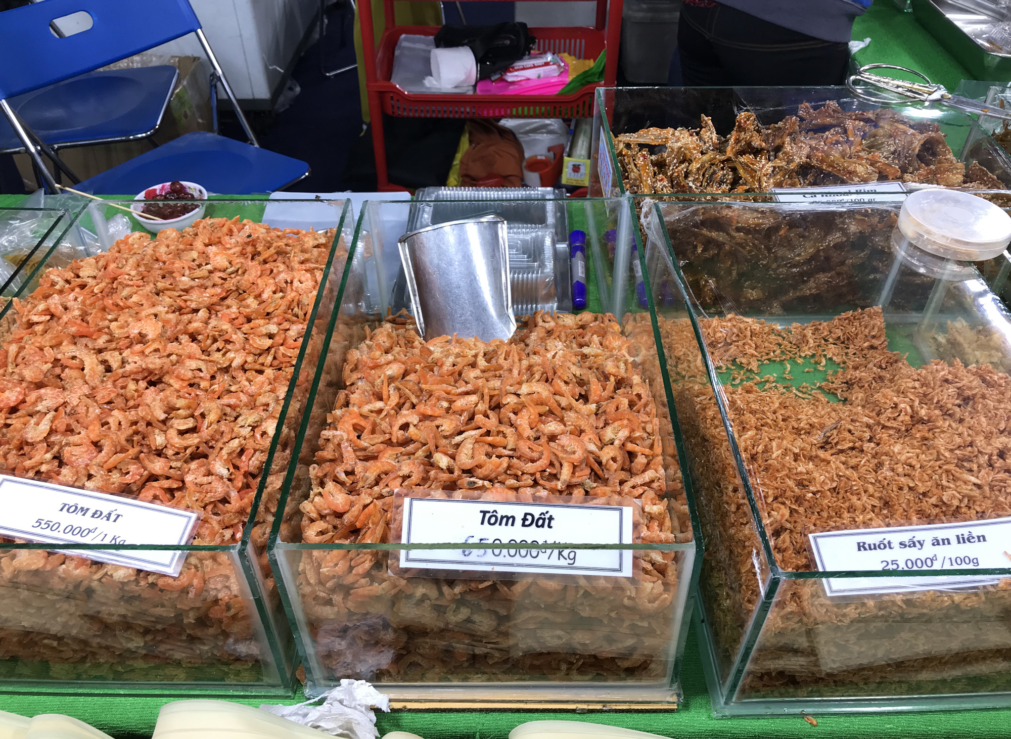 Người Sài Gòn kéo nhau đi hội chợ, nếp nương Điện Biên, miến dong Tây Bắc, chả bò Đà Nẵng… cháy hàng - Ảnh 3.