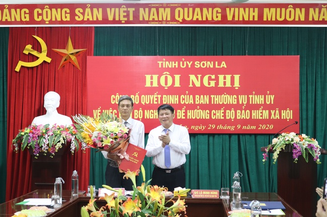 Ban Thường vụ Tỉnh uỷ Sơn La trao quyết định nghỉ hưu cho Chủ tịch HND Sơn La - Ảnh 4.